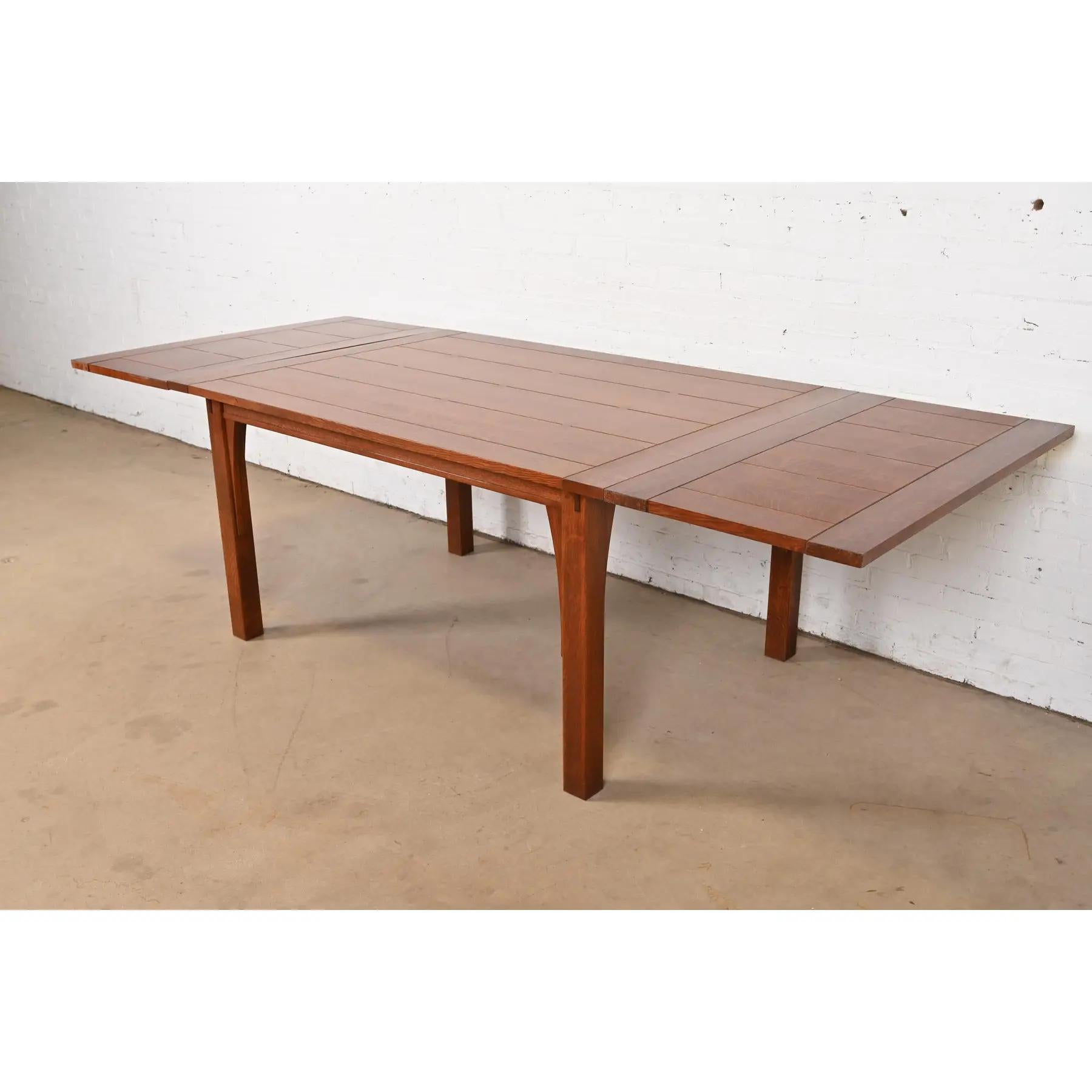 Un eccezionale tavolo da pranzo allungabile in stile Mission o Arts & Crafts in legno massiccio di quercia con intarsi a forma di papillon.

Da L. & G. J. Stickley

USA, 2007

Misure: 60