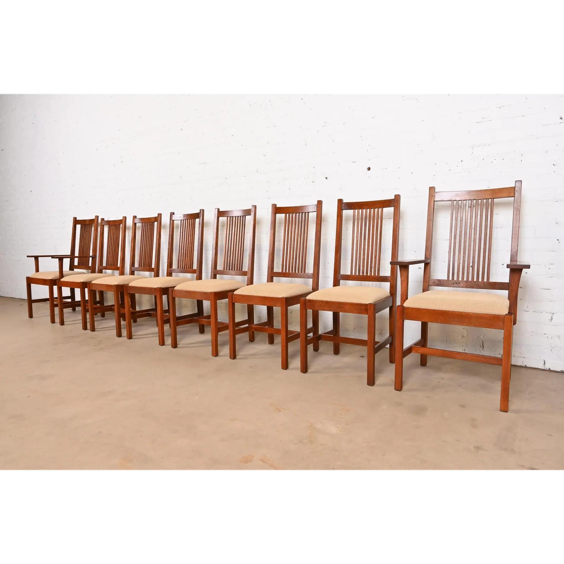 Exceptionnel ensemble de huit chaises de salle à manger à haut dossier en fuseau de style Mission ou Arts & Crafts

Par L. & J.G. Stickley

USA, Circa Late 20th Century

Châssis en chêne massif scié sur quartier, avec sièges rembourrés.

Mesures