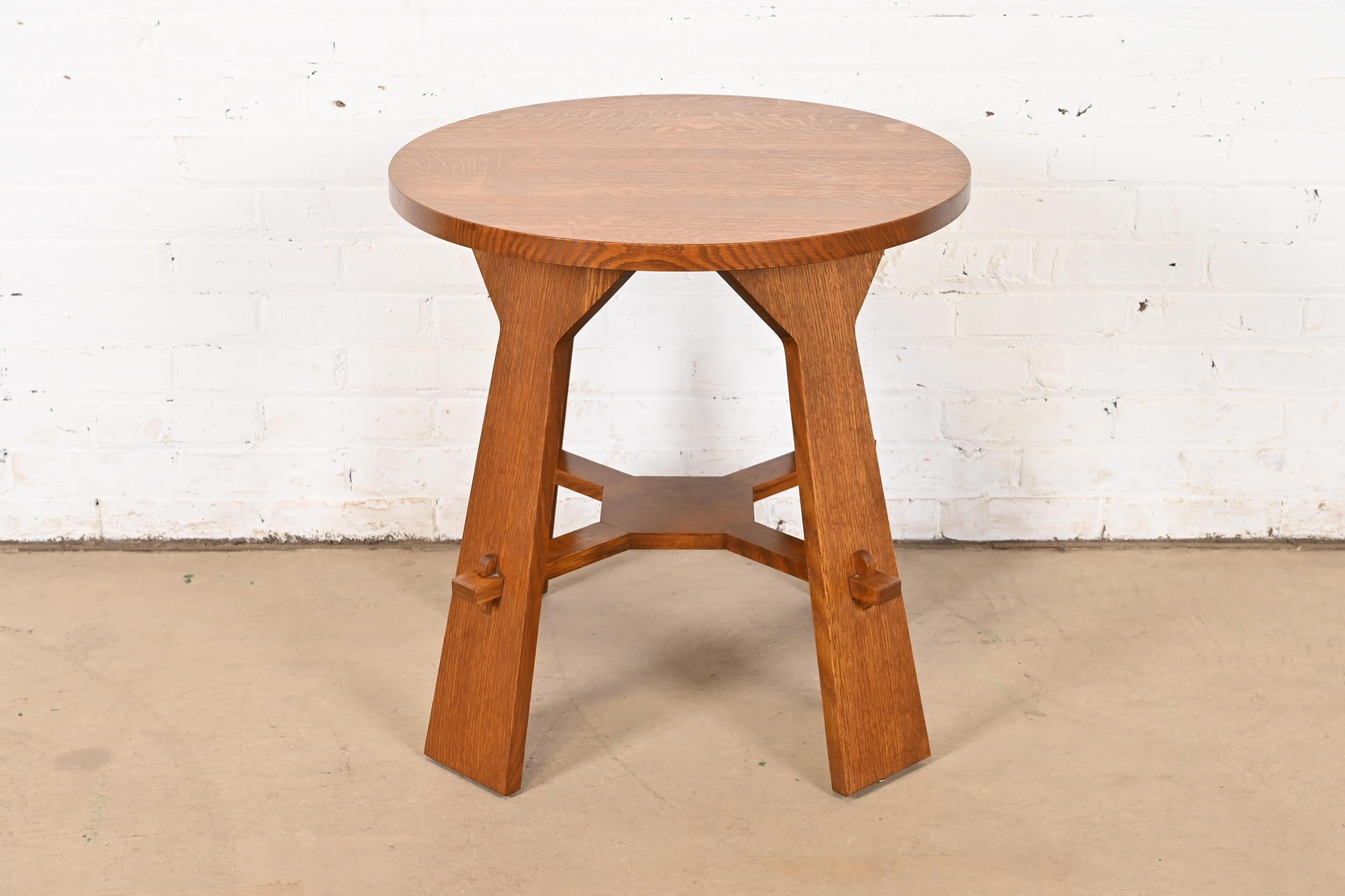 Une magnifique table centrale, une table de lampe ou une table d'appoint de style Mission ou Arts & Crafts.

Par L. & J.G. Stickley

ÉTATS-UNIS, 2014

Dimensions : 24 