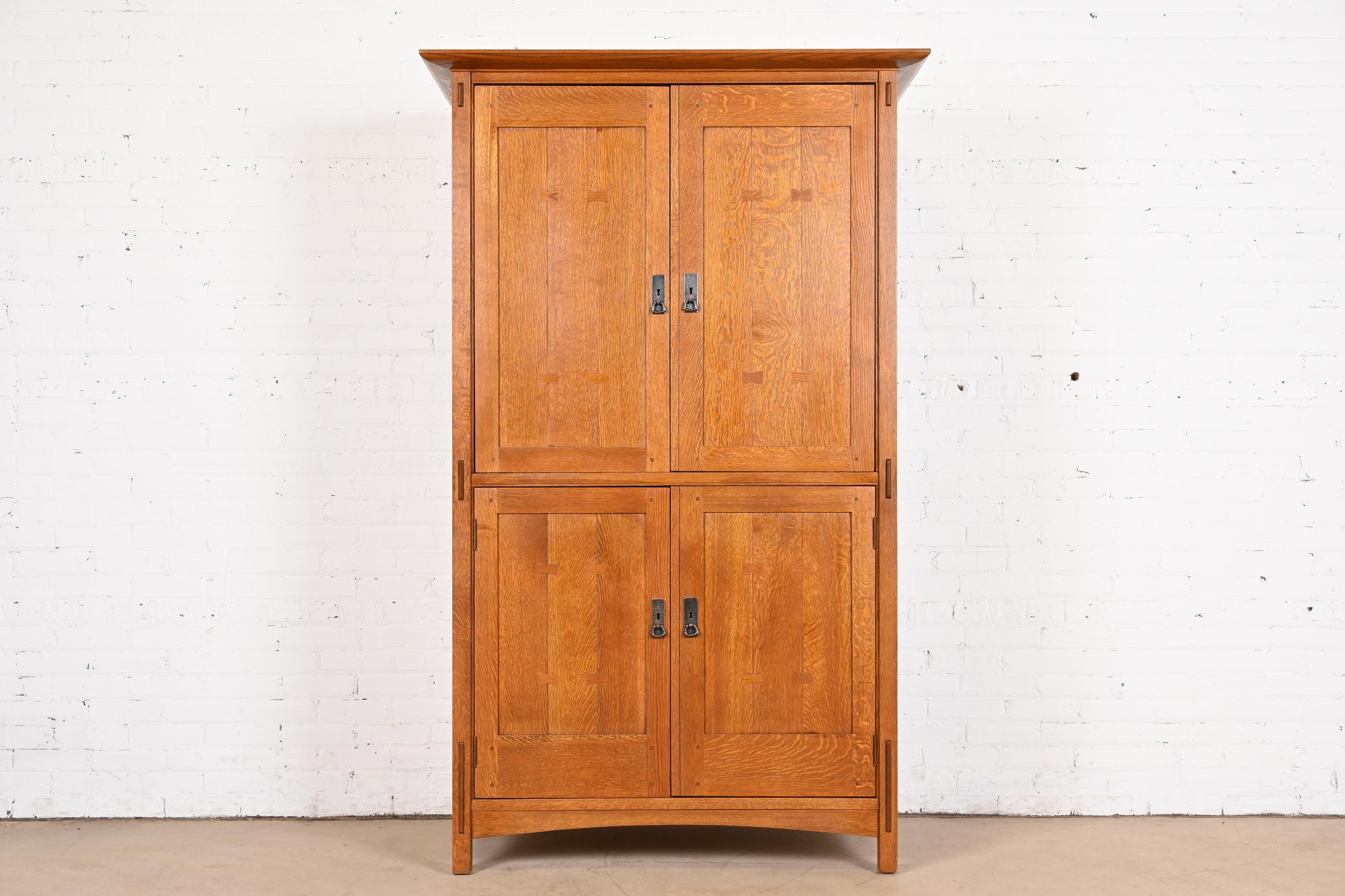Une armoire ou un meuble multimédia exceptionnel de style Mission ou Arts & Crafts

Par L. & J.G. Stickley

USA, Circa Late 20th Century

Chêne massif scié sur quartier, avec quincaillerie en cuivre martelé.

Dimensions : 48 