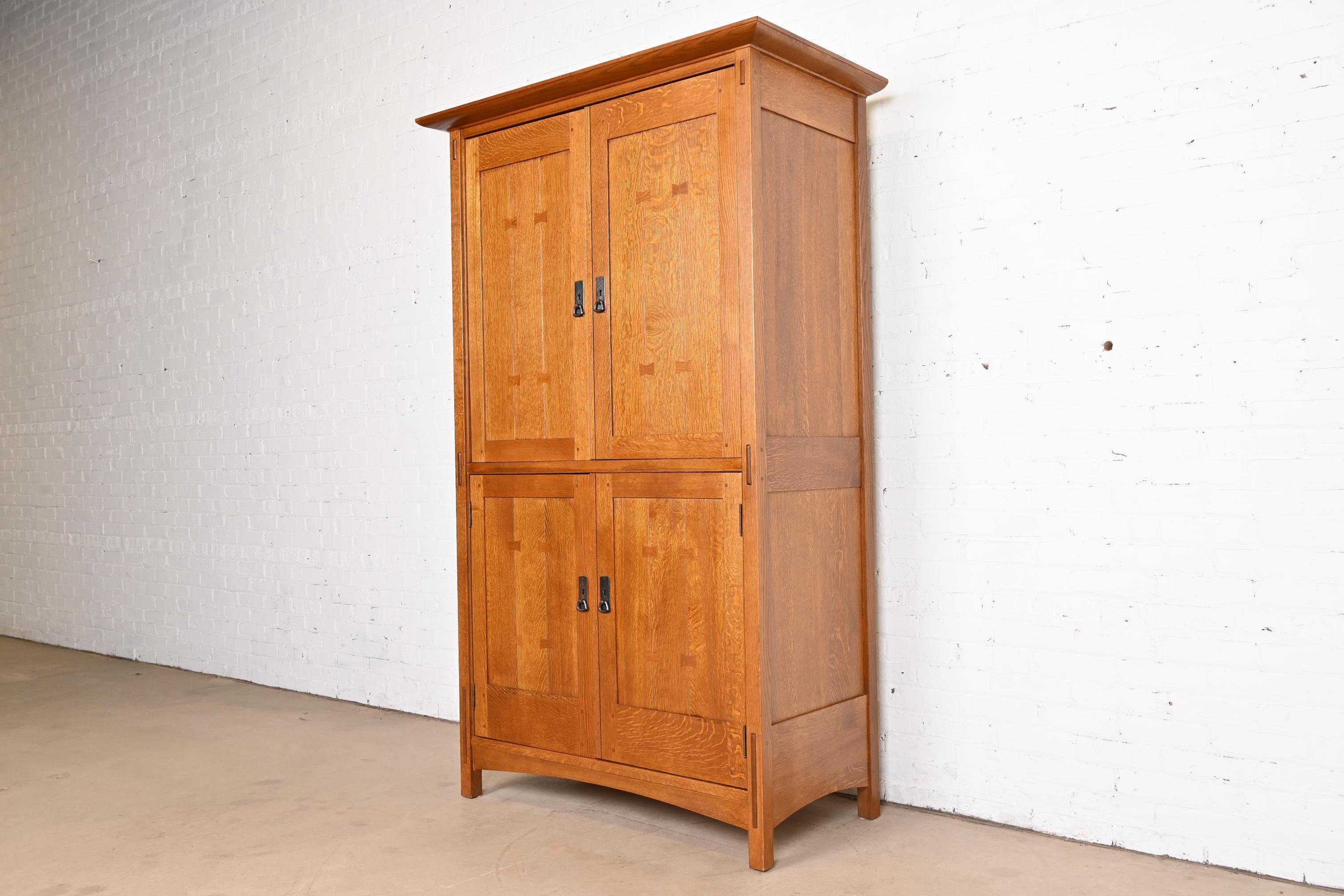 Arts and Crafts Armoire média Arts & Crafts Stickley Mission en chêne en vente