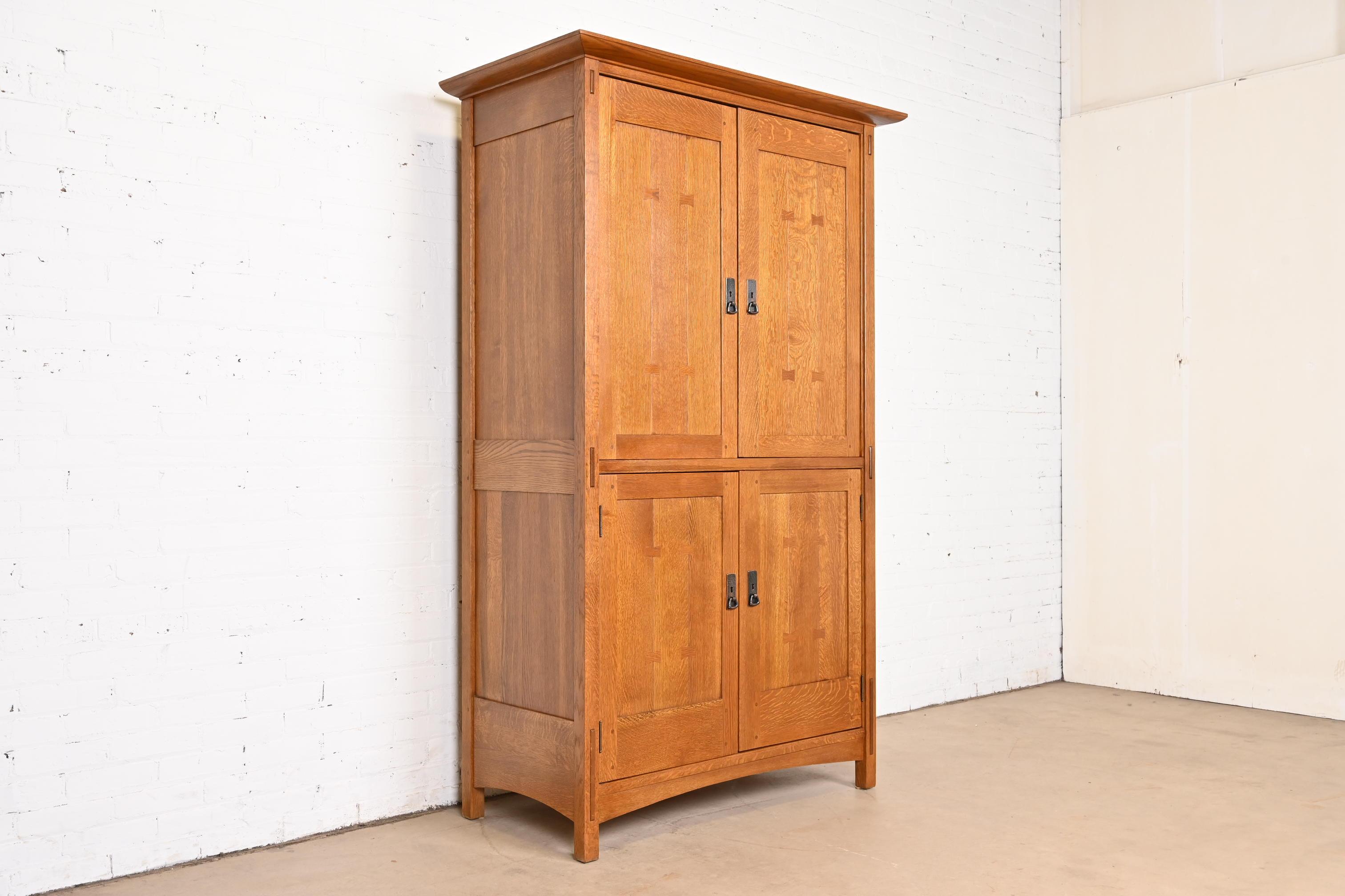 Américain Armoire média Arts & Crafts Stickley Mission en chêne en vente