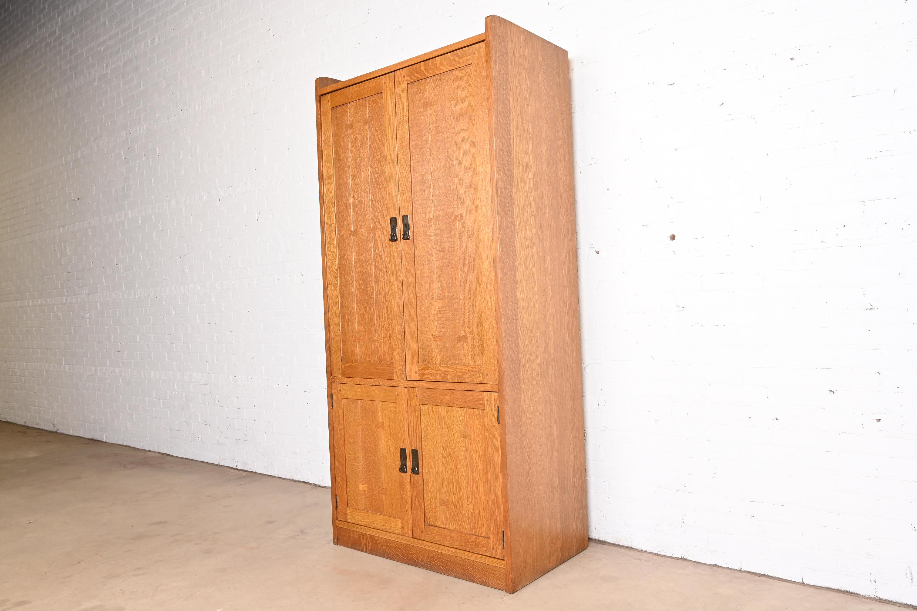 Stickley Mission Eichenholz Arts & Crafts Medienschrank im Zustand „Gut“ im Angebot in South Bend, IN