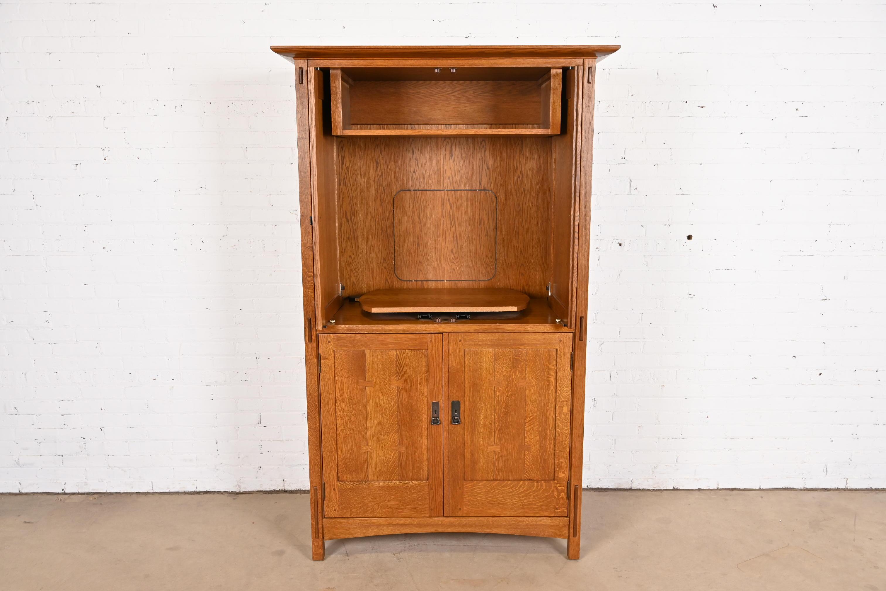 20ième siècle Armoire média Arts & Crafts Stickley Mission en chêne en vente