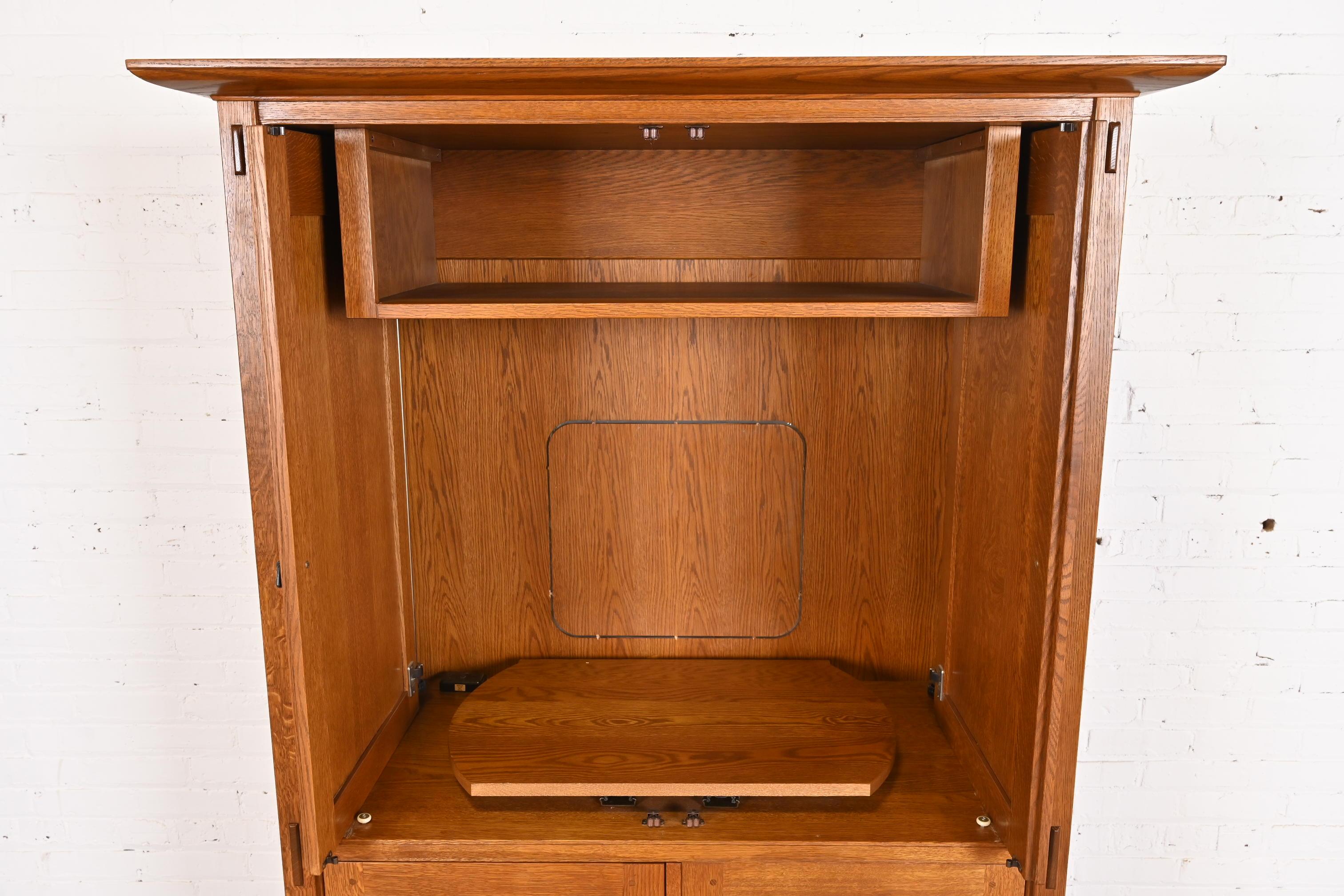 Cuivre Armoire média Arts & Crafts Stickley Mission en chêne en vente