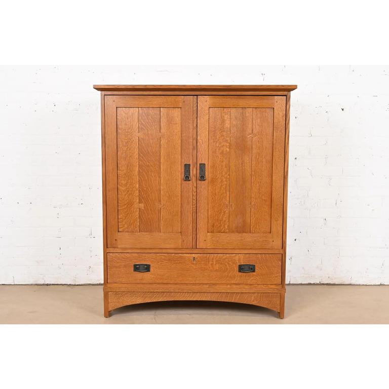 Un bellissimo mobile o armadio multimediale Mission o Arts & Crafts

Da L. & G. J. Stickley

Stati Uniti, fine del XX secolo

Rovere massiccio segato a un quarto, con ferramenta originale in rame martellato.

Misure: 42,88
