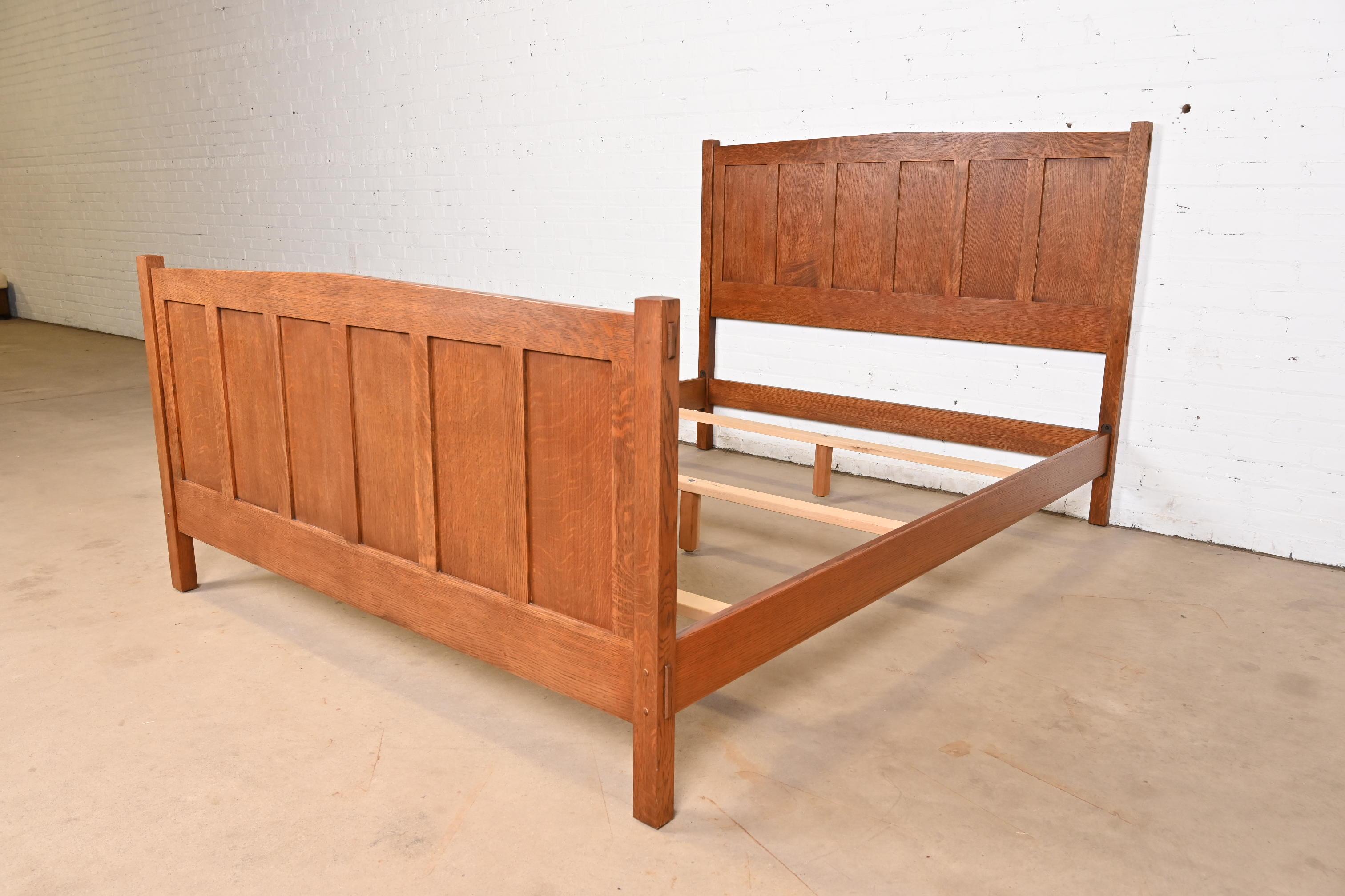 Ein außergewöhnliches Bettgestell aus massiver Eiche im Mission- oder Arts & Crafts-Stil für Damen

Von L.G. & J.G. Stickley

USA, circa Ende des 20. Jahrhunderts

Maße: 63,5 