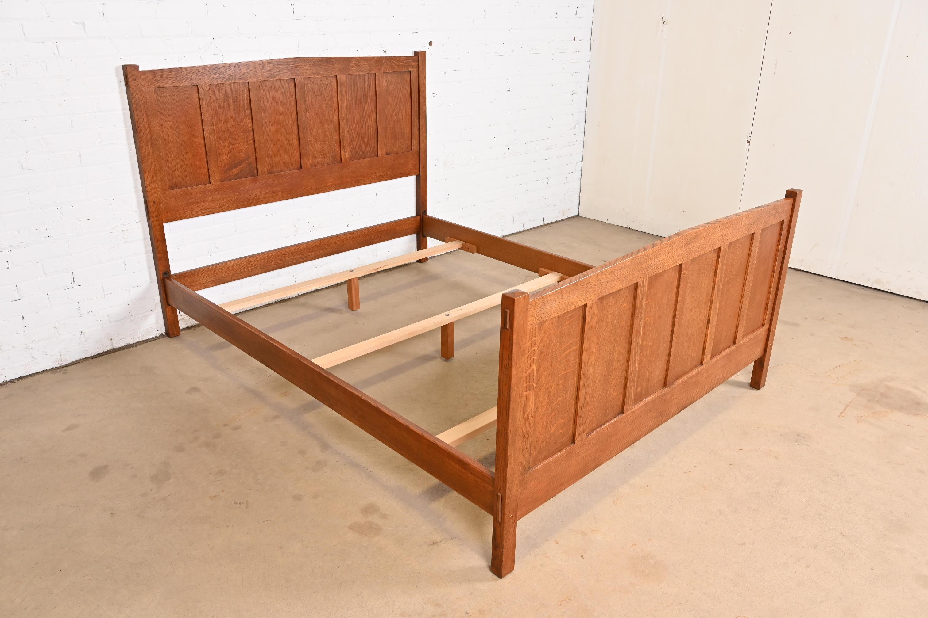 Stickley Mission Eichenholz Arts & Crafts Queen Size Bett (Arts and Crafts) im Angebot