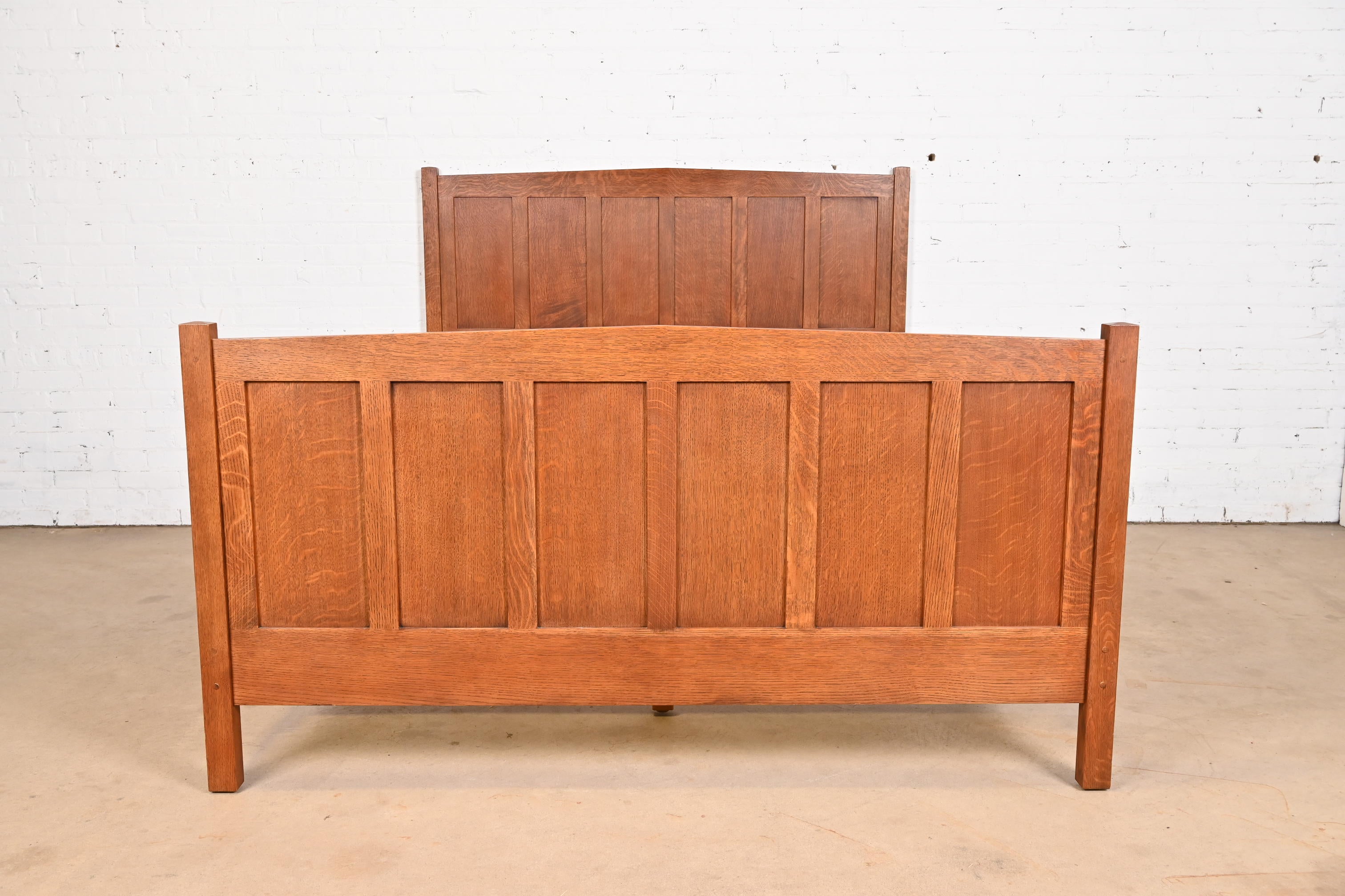Stickley Mission Eichenholz Arts & Crafts Queen Size Bett (amerikanisch) im Angebot