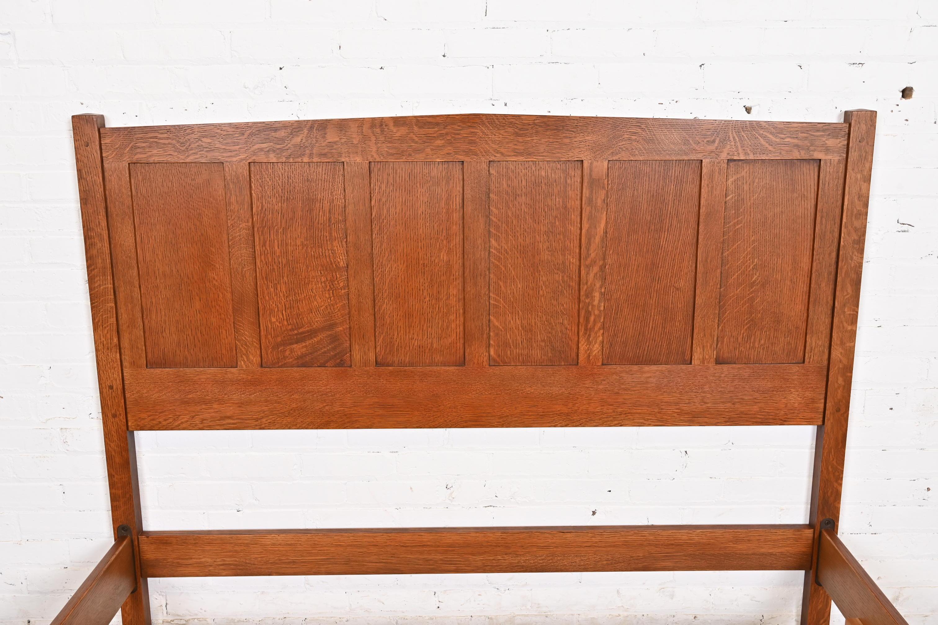 Stickley Mission Eichenholz Arts & Crafts Queen Size Bett (20. Jahrhundert) im Angebot
