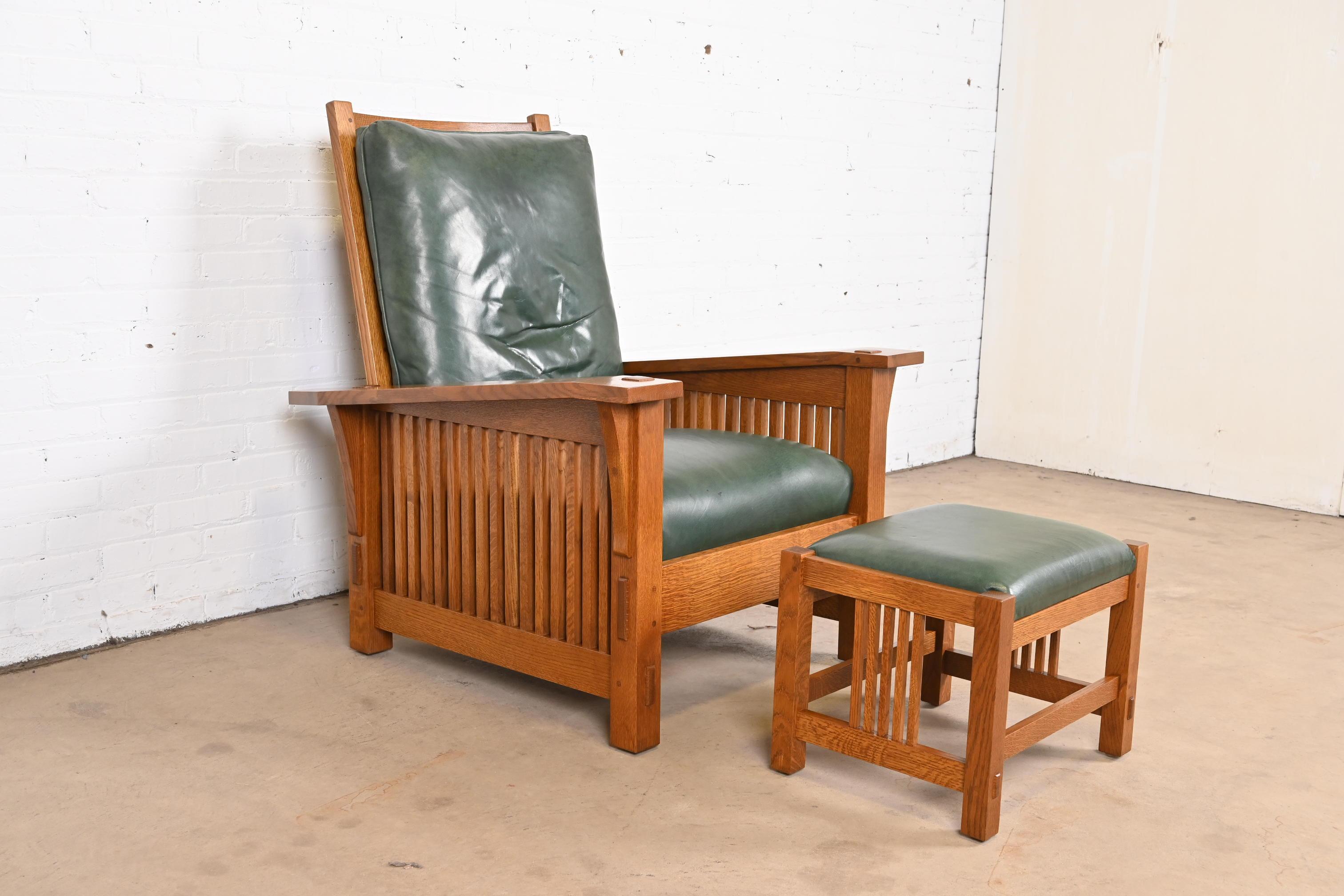 An exceptional Mission or Arts & Crafts style spindle Morris reclining lounge chair with ottoman

By Stickley

USA, Late 20th Century

Solid quarter sawn oak, with green leather upholstered seat and back cushions.

Measures:
Chair - 32.75