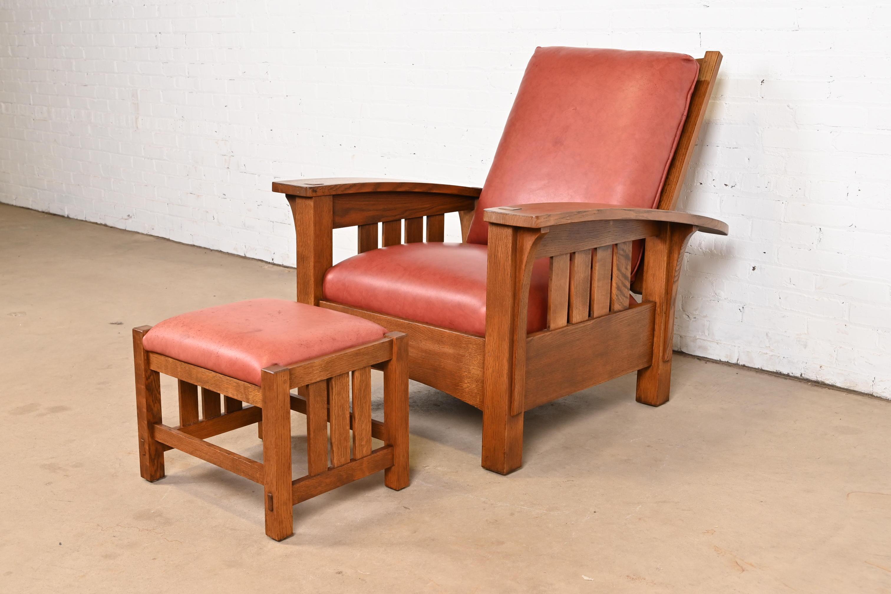Un'eccezionale sedia da salotto reclinabile Mission o Arts & Crafts Morris con pouf

Da L. & G. J. Stickley

Stati Uniti, circa fine XX secolo

Struttura in legno massiccio di quercia segato a quarto, con cuscini della seduta e dello schienale