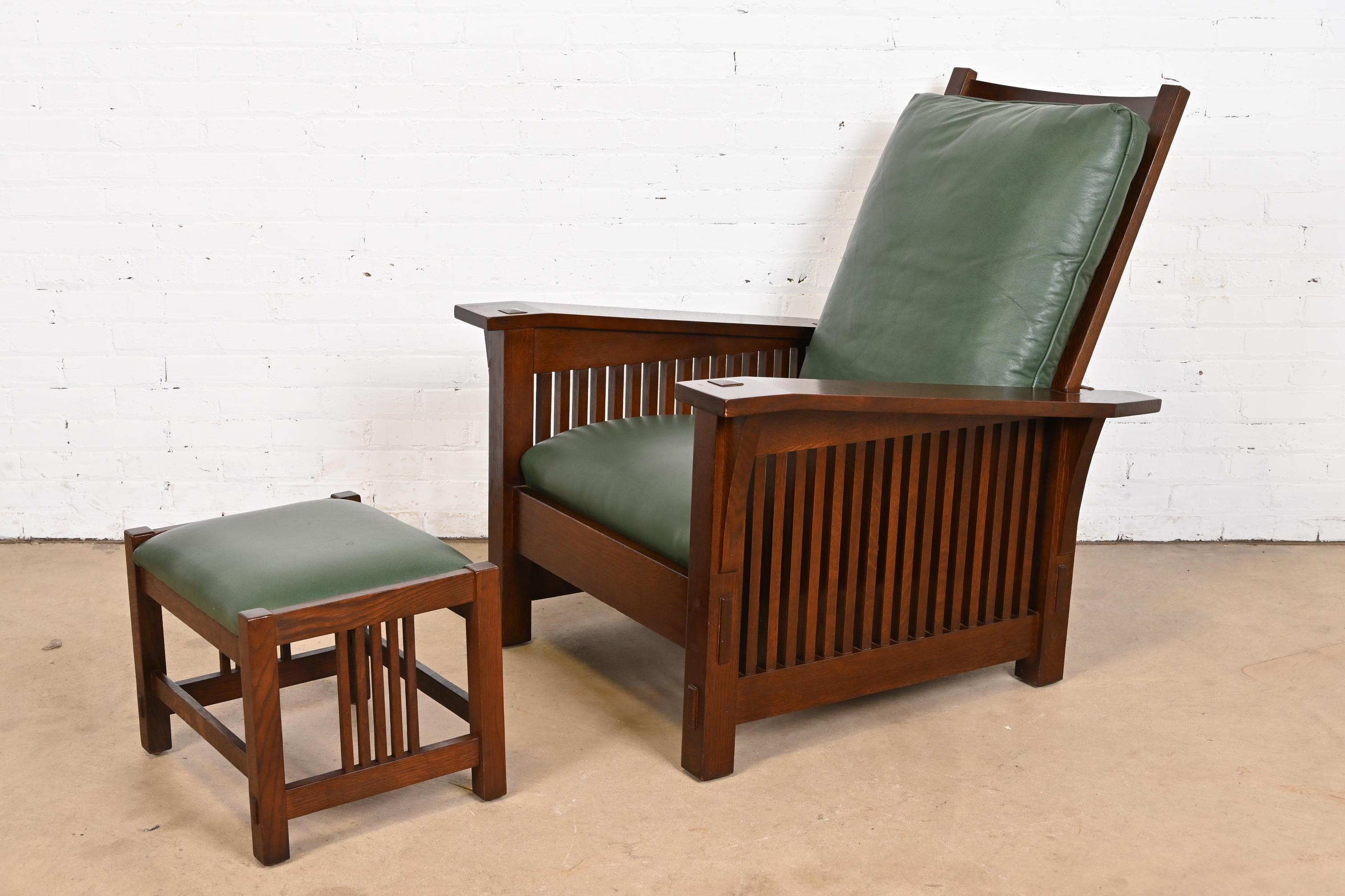 Un'eccezionale sedia da salotto reclinabile Mission o Arts & Crafts Morris con pouf

Da L. & G. J. Stickley

Stati Uniti, circa fine XX secolo

Struttura in legno massiccio di quercia segato a quarto, con cuscini della seduta e dello schienale