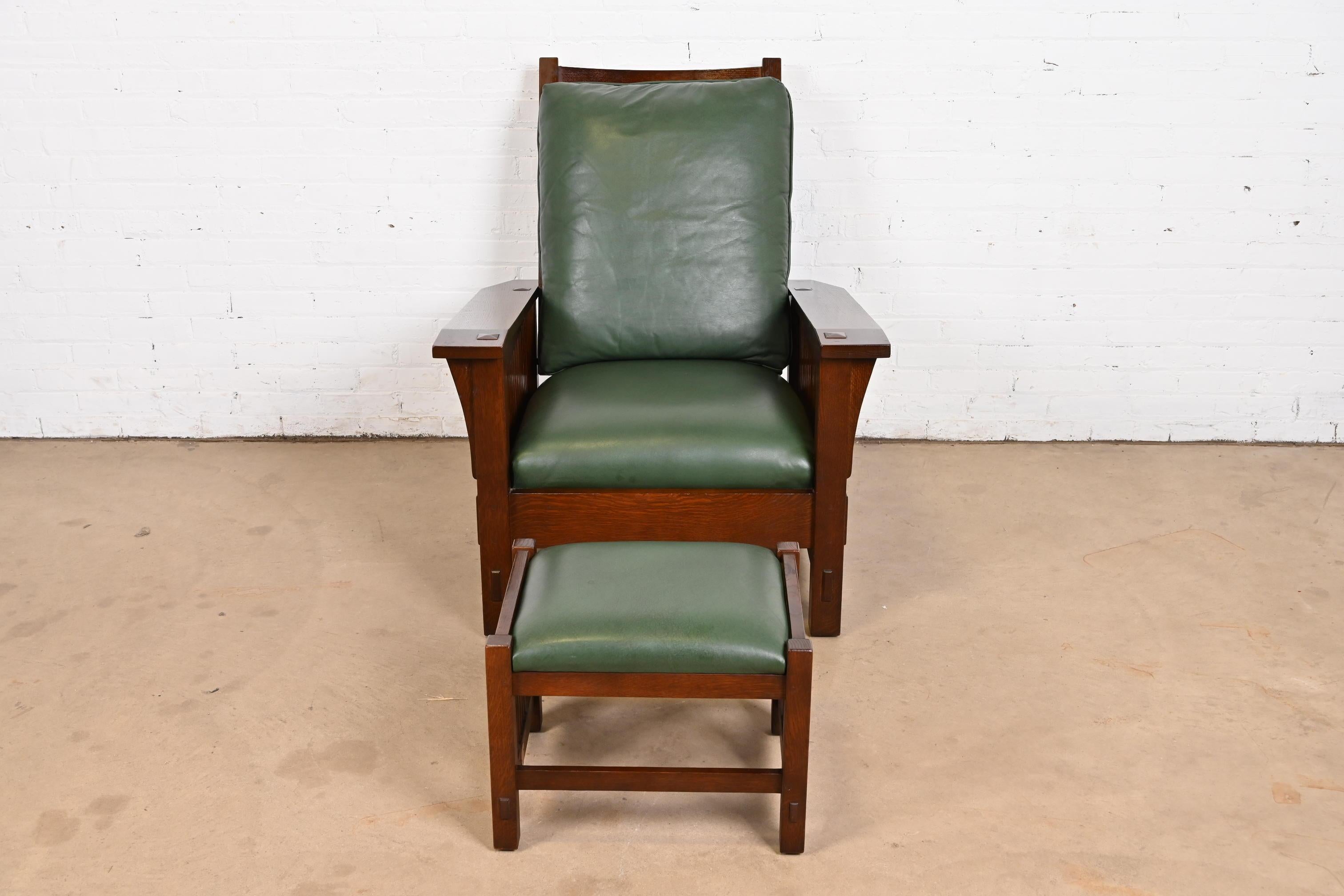 Stickley Mission Oak Arts & Crafts Poltrona reclinabile Morris con ottomano In condizioni buone in vendita a South Bend, IN