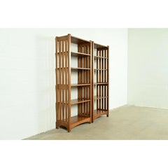 Paire de grandes bibliothèques à lattes « Stickley Mission Oak » de style Mission Arts & Crafts