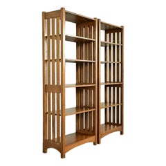 Paire de grandes bibliothèques à lattes « Stickley Mission Oak » de style Mission Arts & Crafts