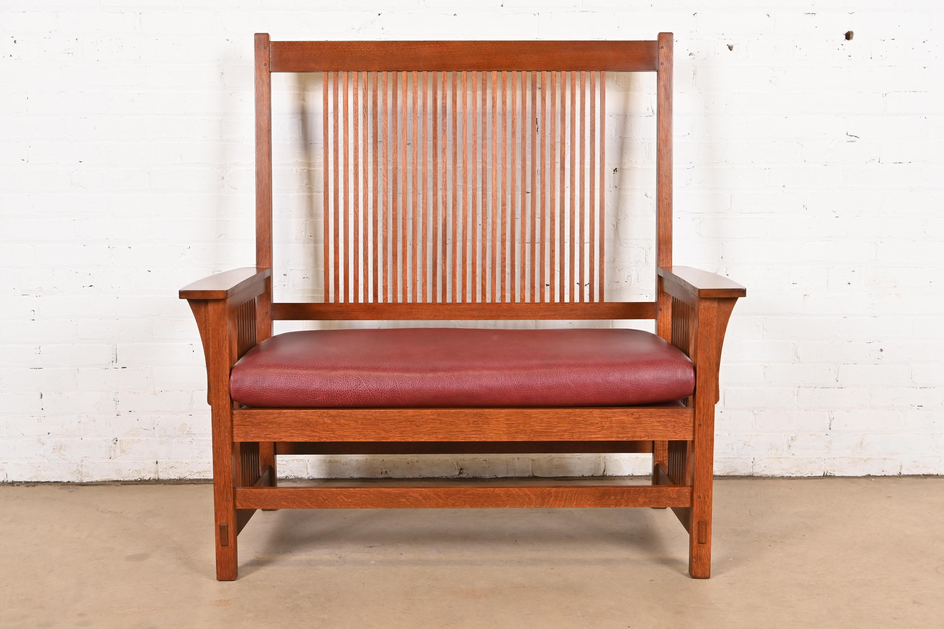 Eine wunderschöne Spindelbank, ein Sofa oder ein Liebessitz im Mission- oder Arts & Crafts-Stil

Von L.G. & J.G. Stickley

USA, circa Ende des 20. Jahrhunderts

Massive, quartiersgesägte Eiche, mit Lederpolsterung.

Maße: 48,38 
