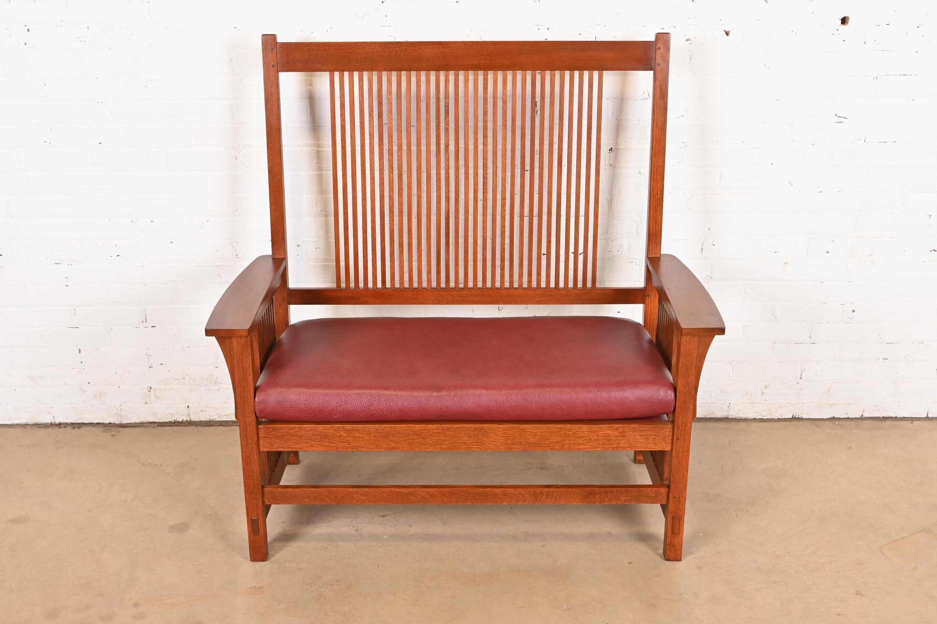 Stickley Mission Oak Arts & Crafts Spindelbank oder Settee (Arts and Crafts) im Angebot