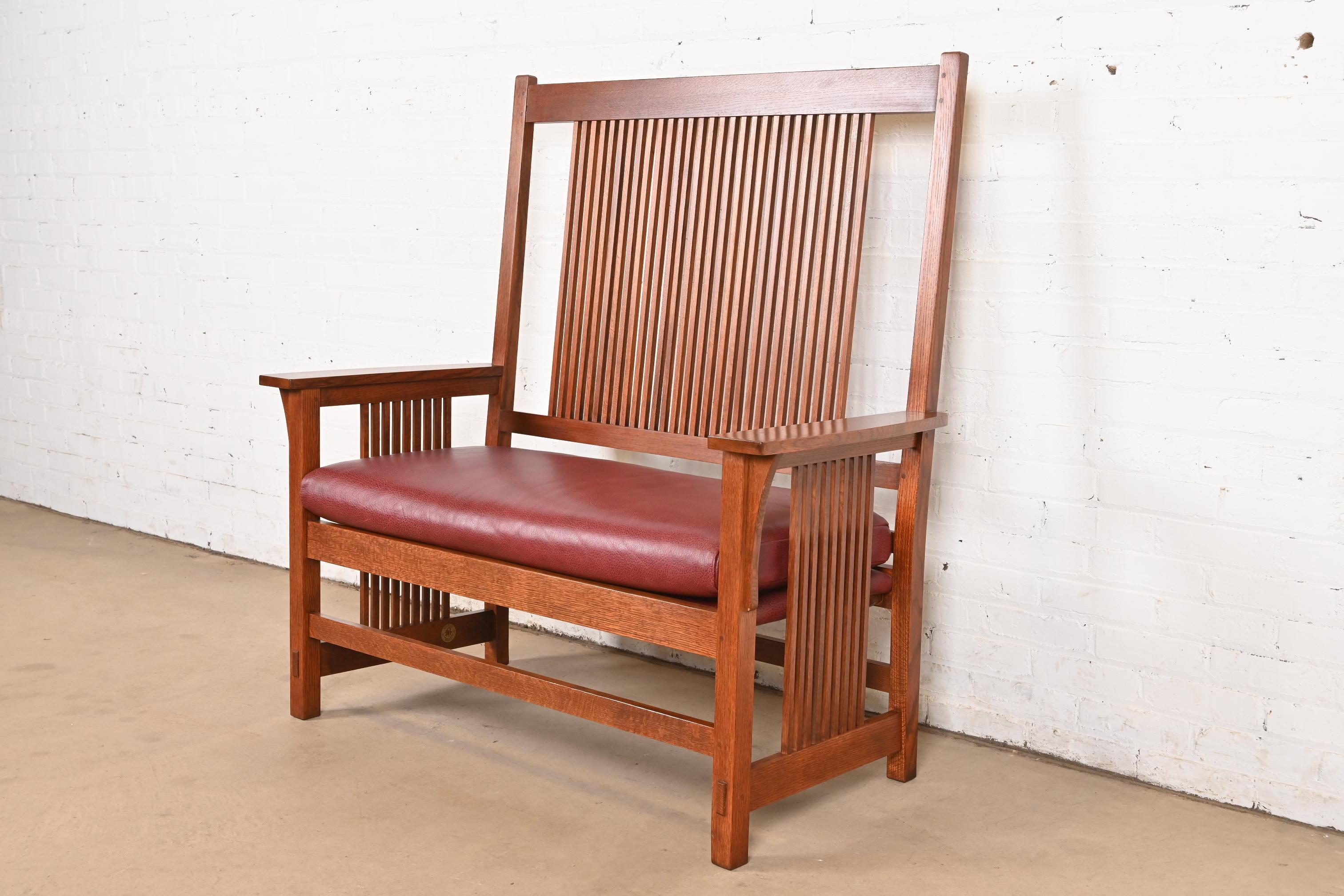 Stickley Mission Oak Arts & Crafts Spindelbank oder Settee (amerikanisch) im Angebot