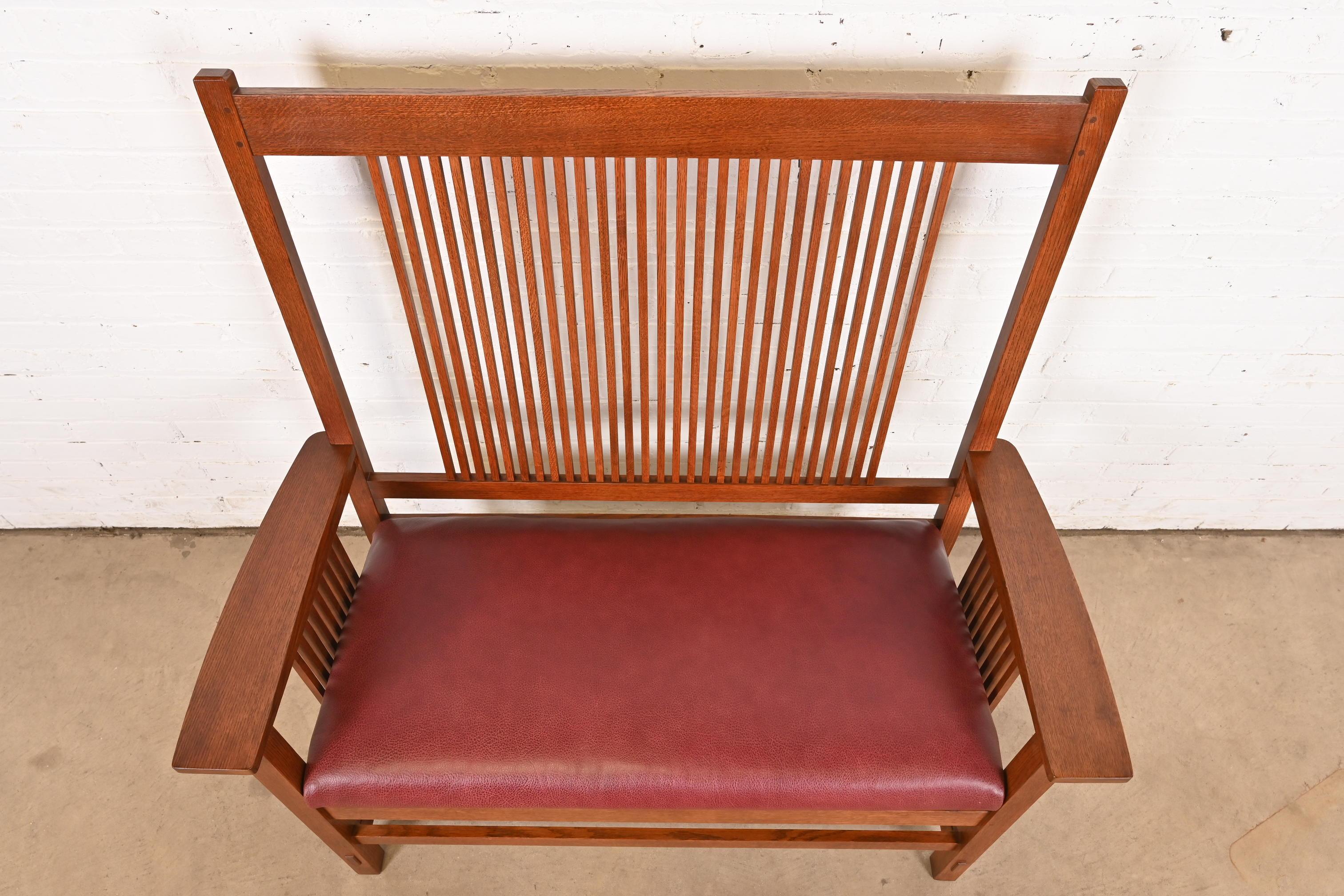 Stickley Mission Oak Arts & Crafts Spindelbank oder Settee (20. Jahrhundert) im Angebot