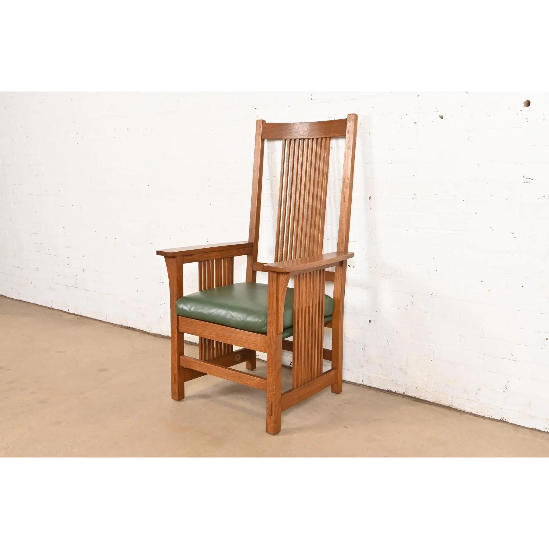 Stickley Mission Oak Arts & Crafts Spindle High Back Arm Chair (amerikanisch) im Angebot