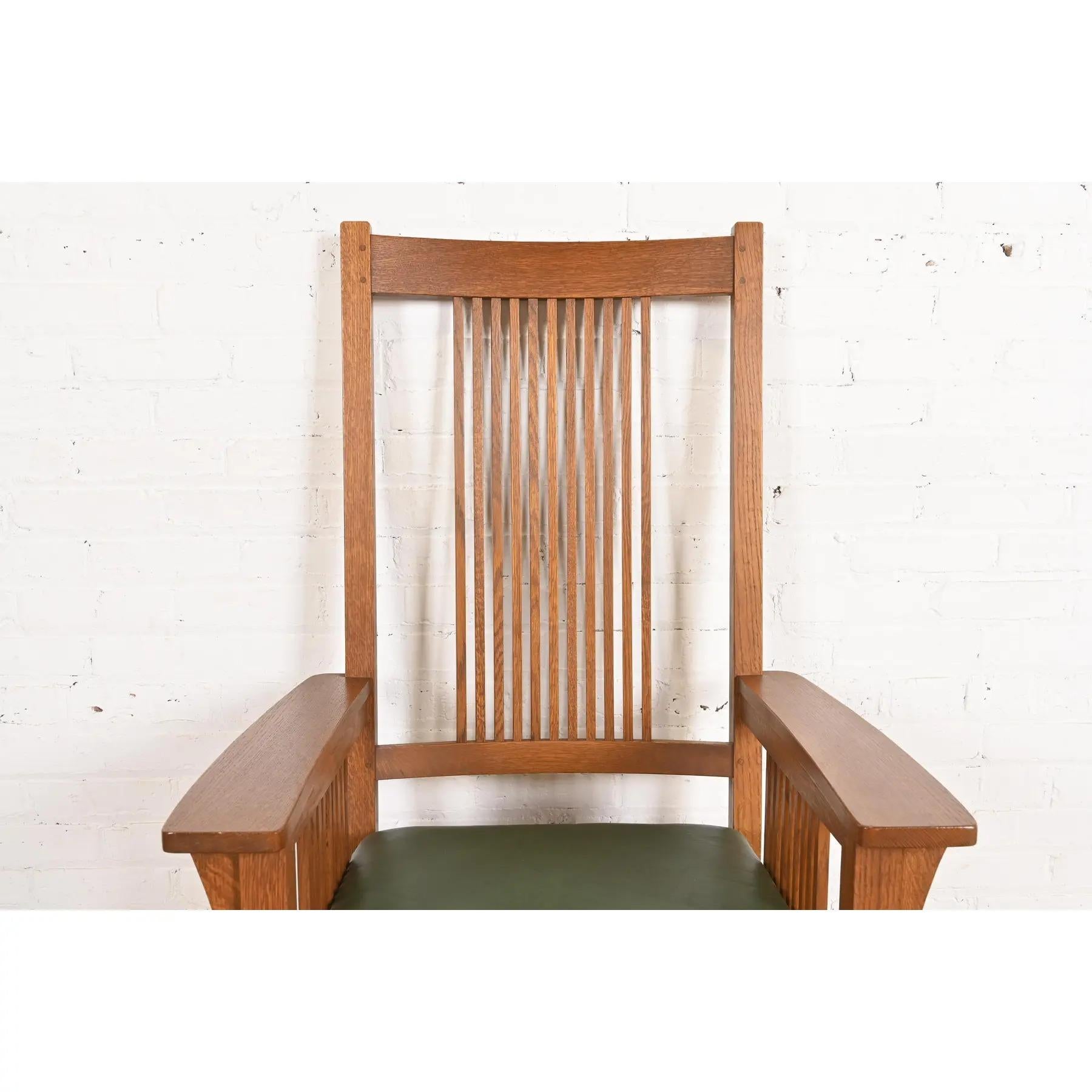 Stickley Mission Oak Arts & Crafts Spindle High Back Arm Chair (20. Jahrhundert) im Angebot