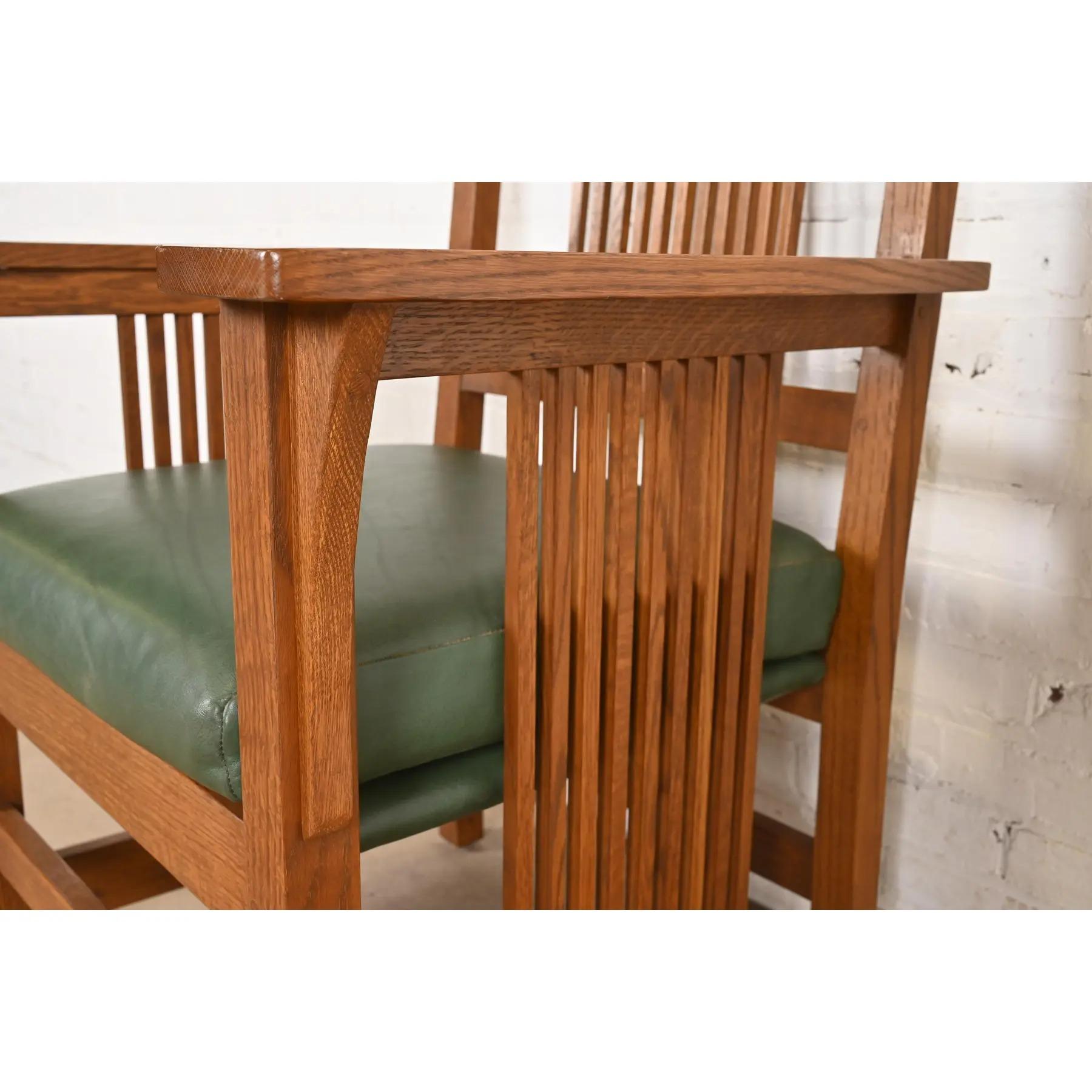 Stickley Mission Oak Arts & Crafts Spindle High Back Arm Chair (Leder) im Angebot