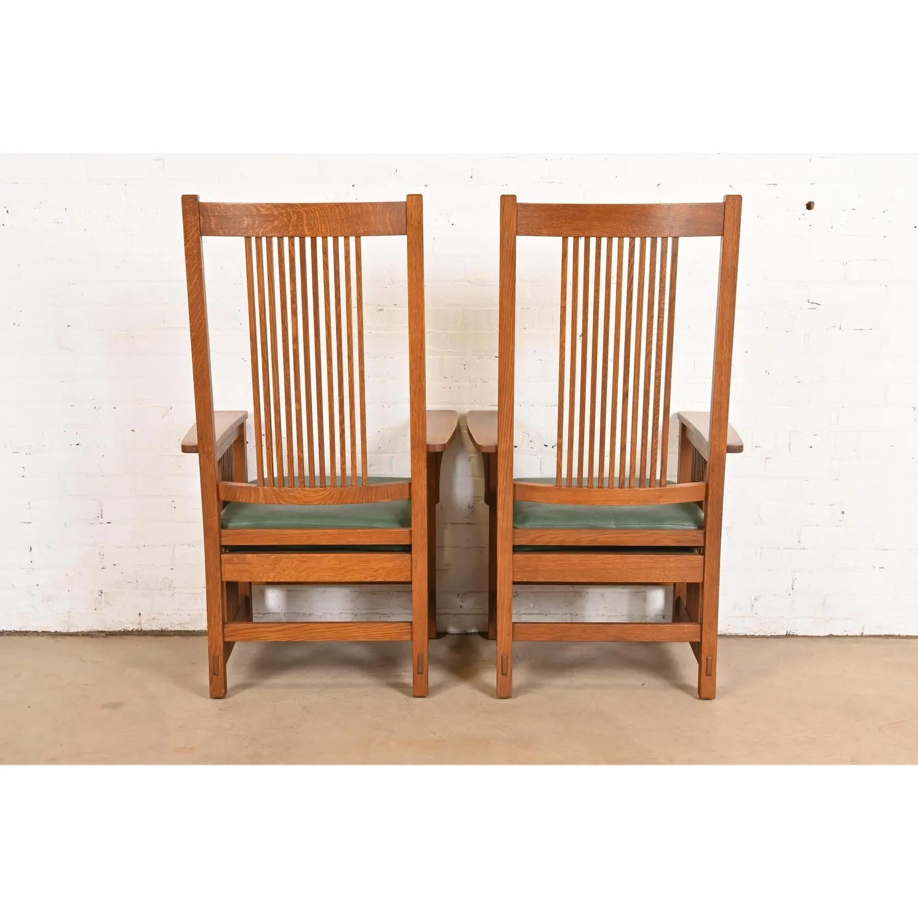 Stickley Mission Oak Arts & Crafts Spindle High Back Arm Chairs, Paar im Angebot 4