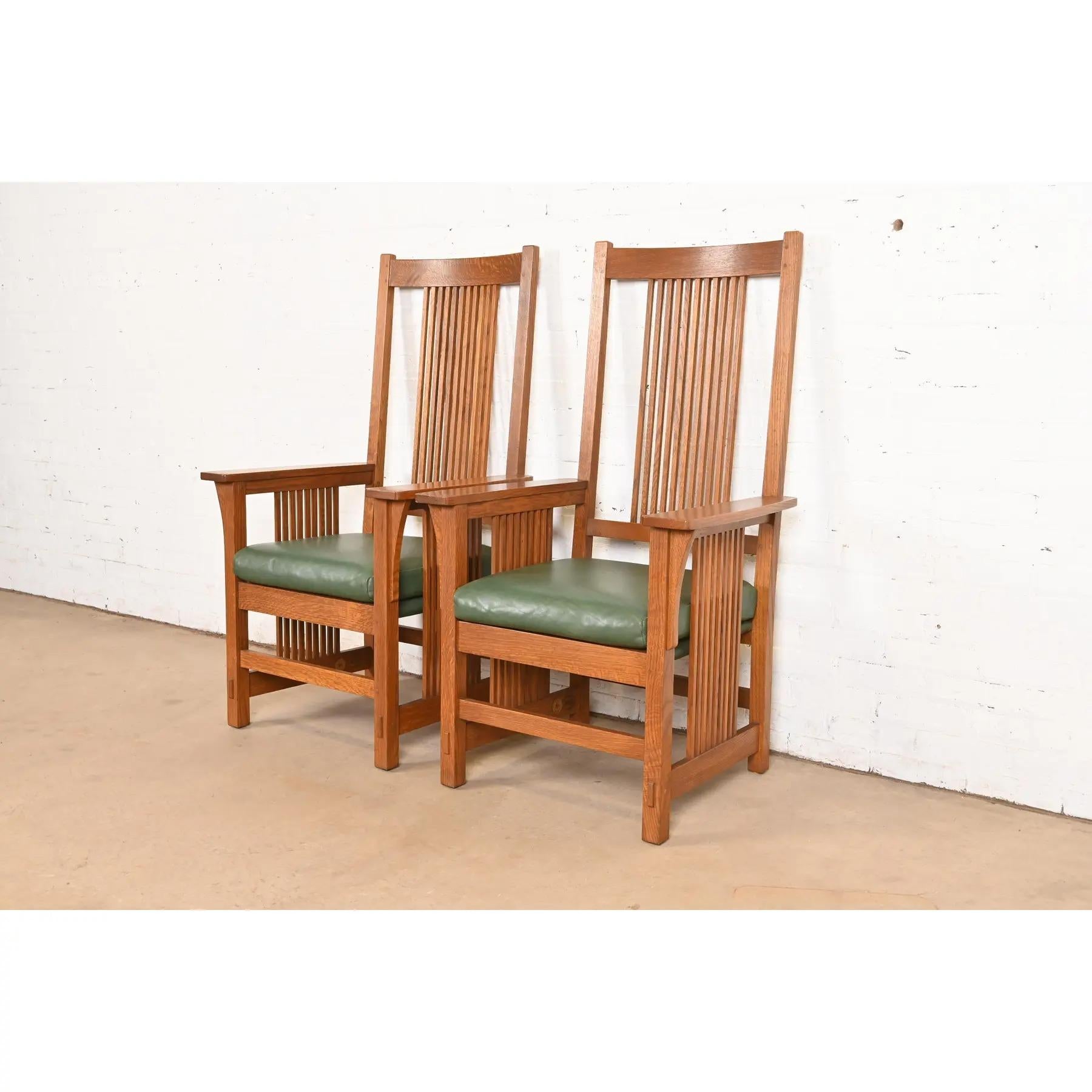 Ein außergewöhnliches Paar von Mission oder Arts & Crafts Stil hohe Rückenlehne Spindel Arm Stühle oder Kapitän Esszimmerstühle

Von L.G. & J.G. Stickley

USA, circa Ende des 20. Jahrhunderts

Massive, quartiersgesägte Eichenrahmen, mit grünem Leder