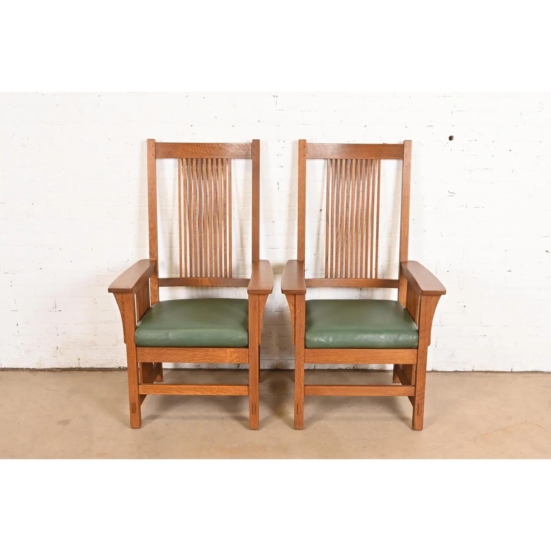 Stickley Mission Oak Arts & Crafts Spindle High Back Arm Chairs, Paar (amerikanisch) im Angebot