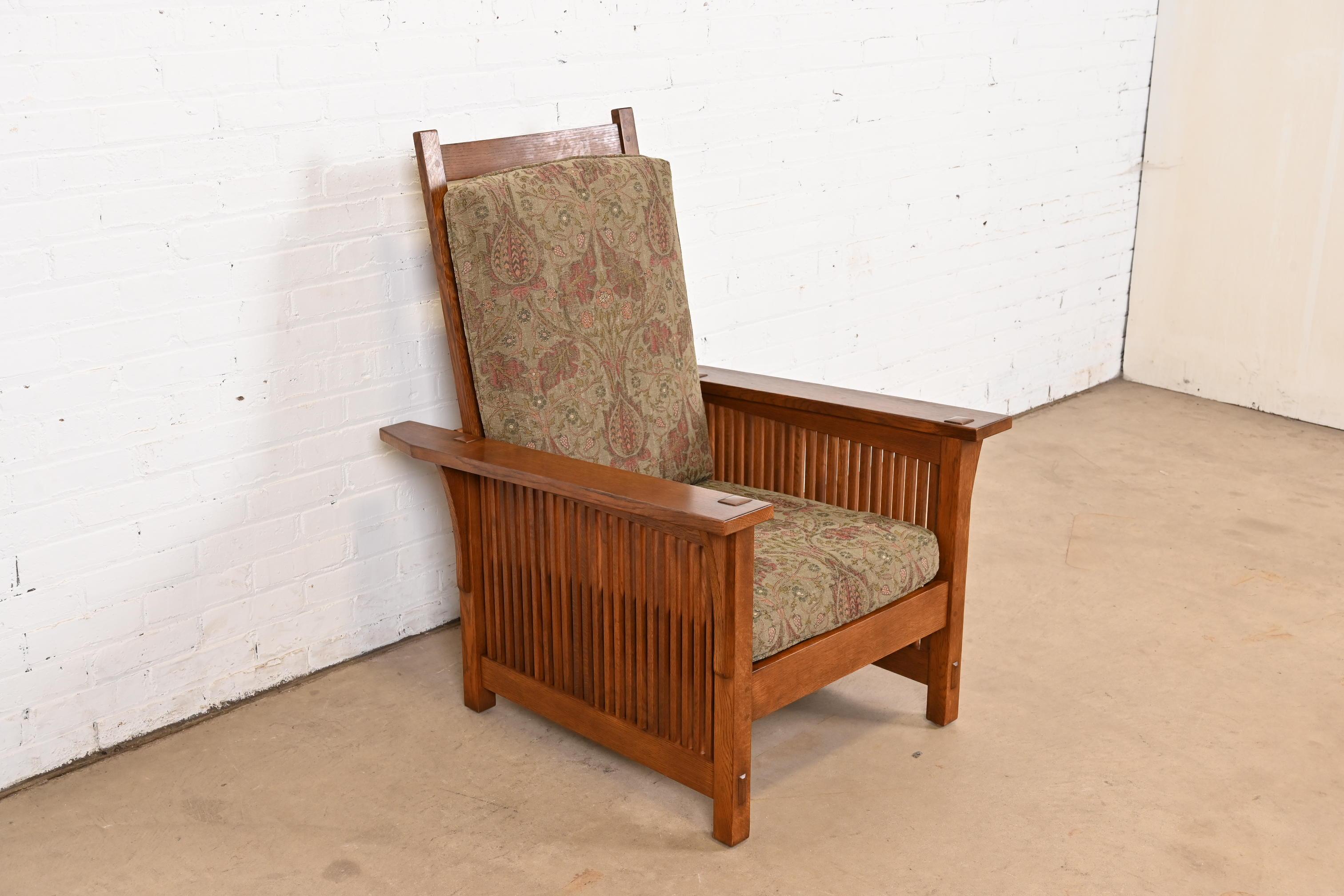 Un'eccezionale poltrona reclinabile con fuso Morris in stile Mission & Crafts

Da L. & G. J. Stickley

Stati Uniti, circa fine XX secolo

Struttura in legno massiccio di quercia, con cuscini della seduta e dello schienale imbottiti in stile William