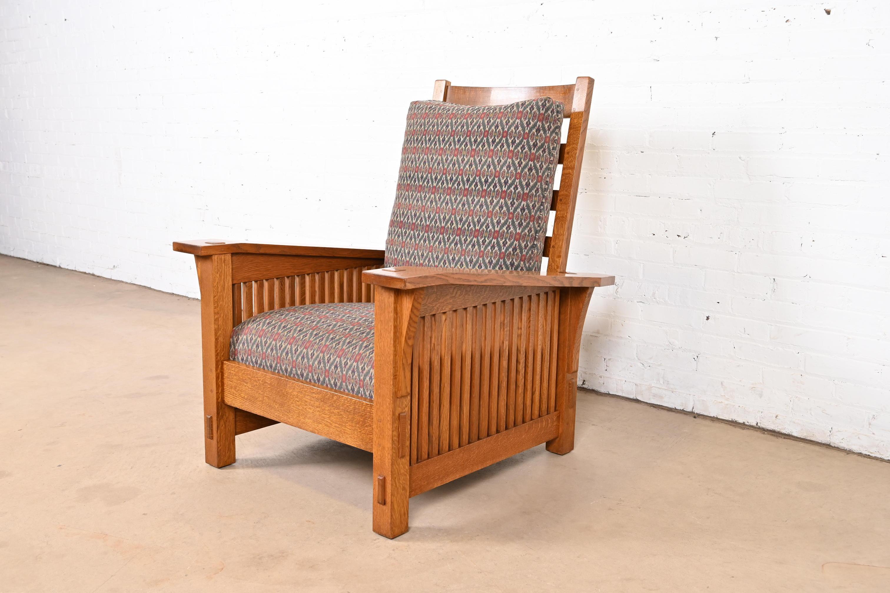 Un'eccezionale poltrona reclinabile con fuso Morris in stile Mission & Crafts

Da L. & G. J. Stickley

Stati Uniti, circa fine XX secolo

Struttura in legno massiccio di quercia, con cuscini della seduta e dello schienale imbottiti in stile William