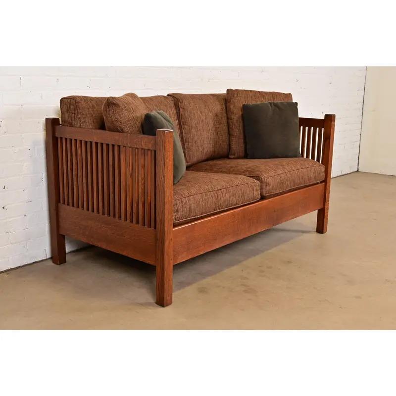 Ein wunderschönes Sofa oder Liegesofa im Missions- oder Arts & Crafts-Stil aus der Prärie

Von L.G. & J.G. Stickley

USA, Anfang des 21. Jahrhunderts

Massives Eichenholz, gepolstertes Sitz- und Rückenkissen.

Maße: 60,25 