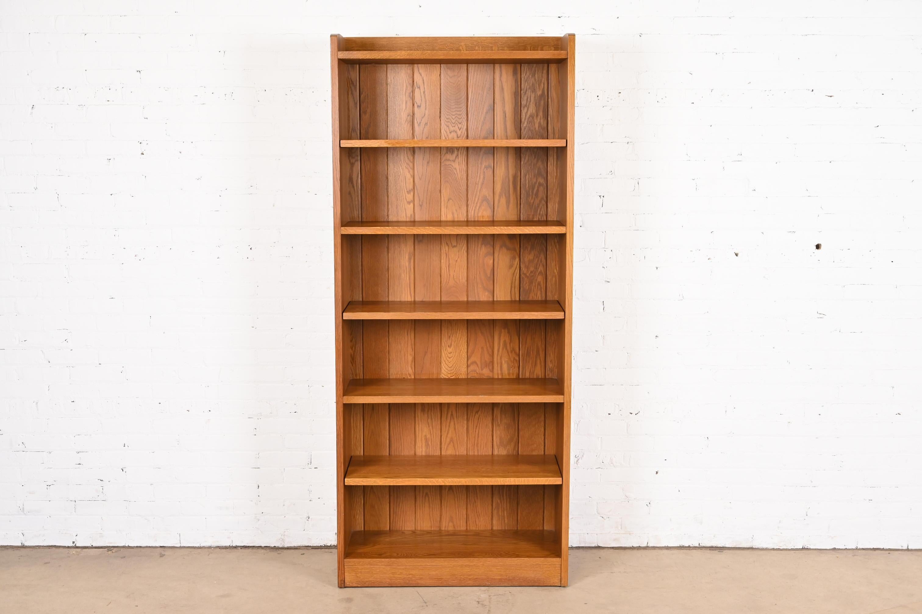 A beautiful Mission or Arts & Crafts solid oak tall bookcase

By L. & J.G. Stickley

USA, 1990s

Measures: 33.75