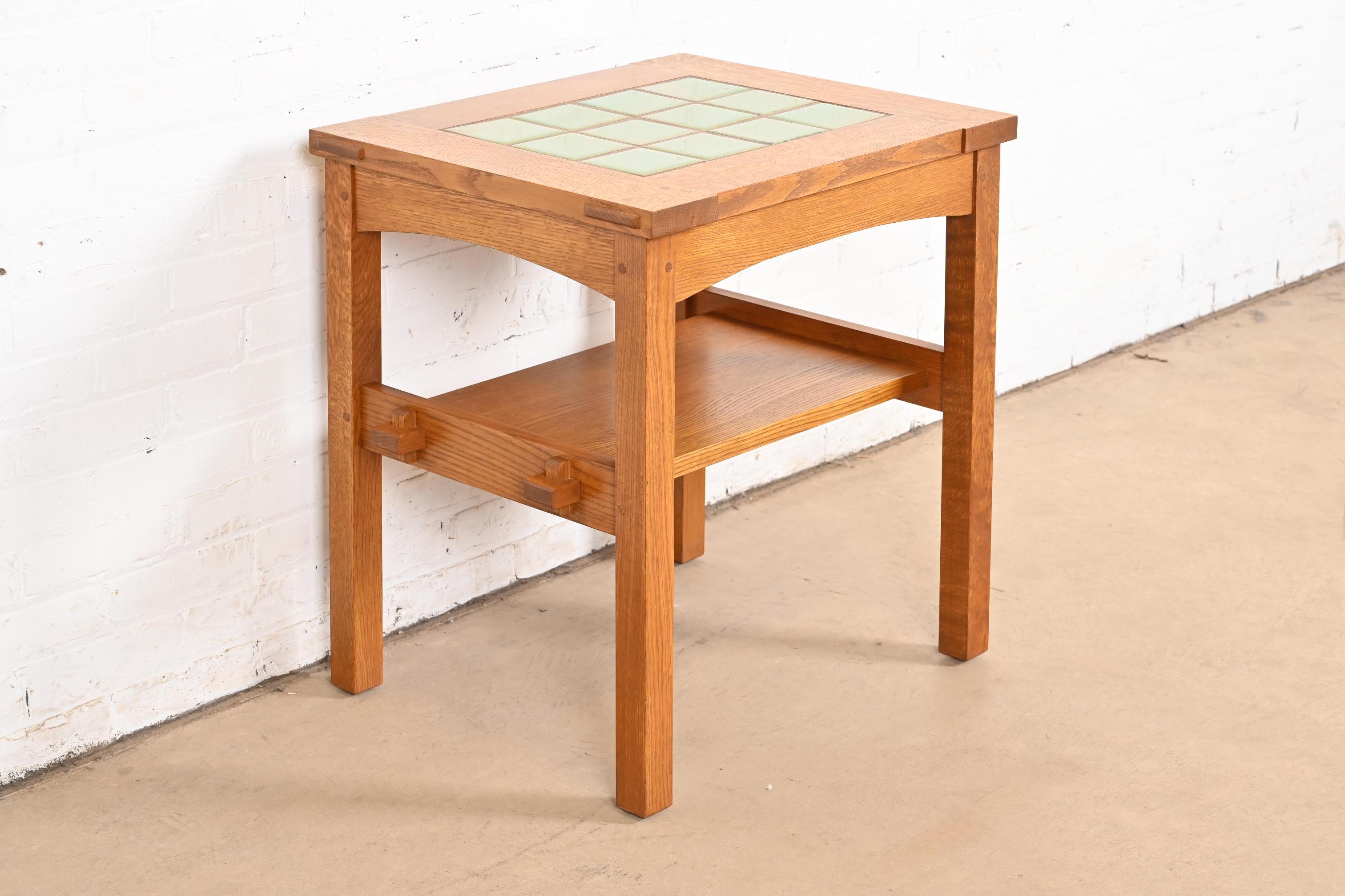 Una preciosa mesa auxiliar de dos niveles de estilo Mission o Arts & Crafts

Por L. y J.G. Stickley

EEUU, 2004

De roble macizo tallado, con una preciosa encimera de azulejos incrustados.

Medidas: 26