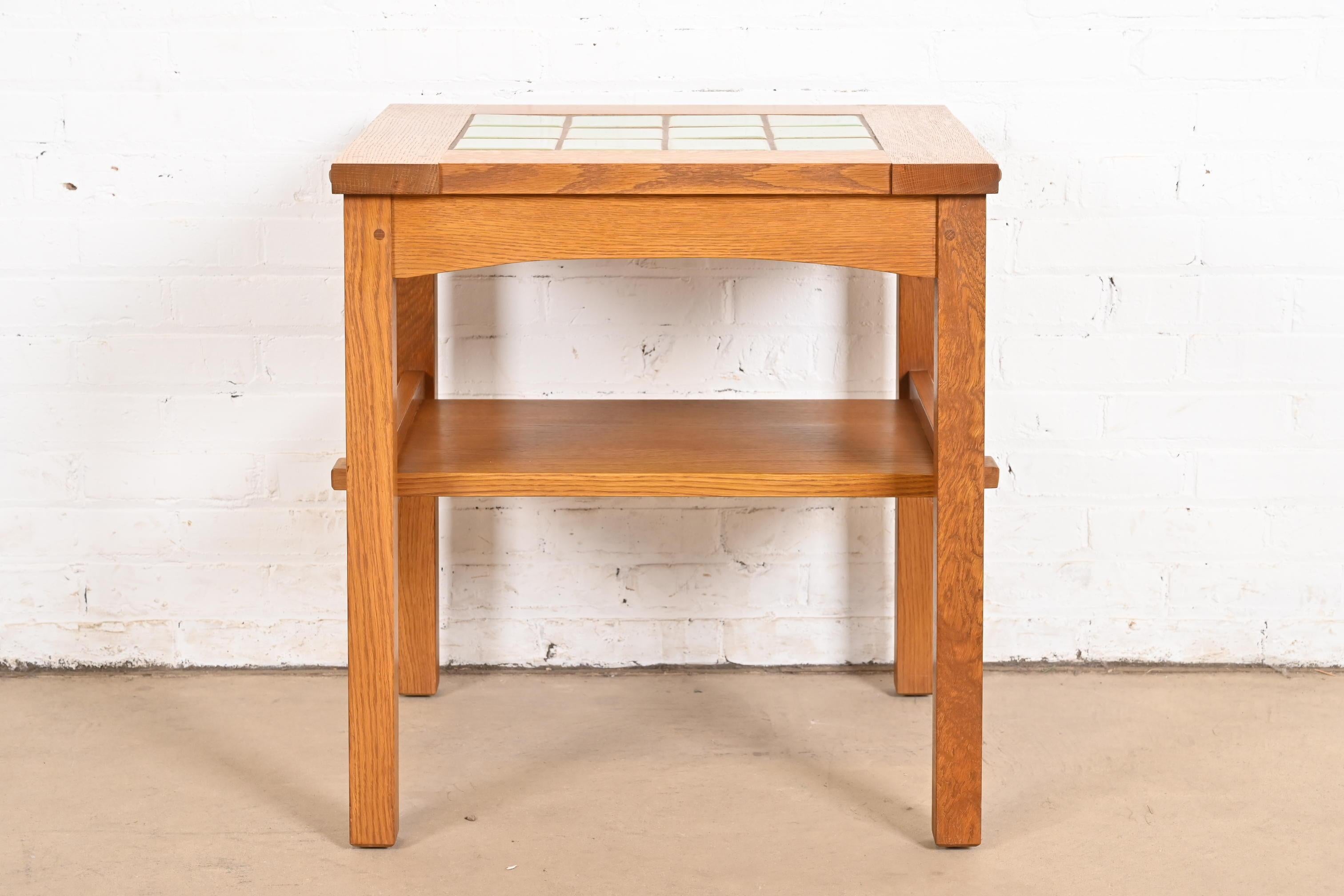 Mesa auxiliar con tapa de azulejos Stickley Mission Oak Arts & Crafts Estadounidense en venta