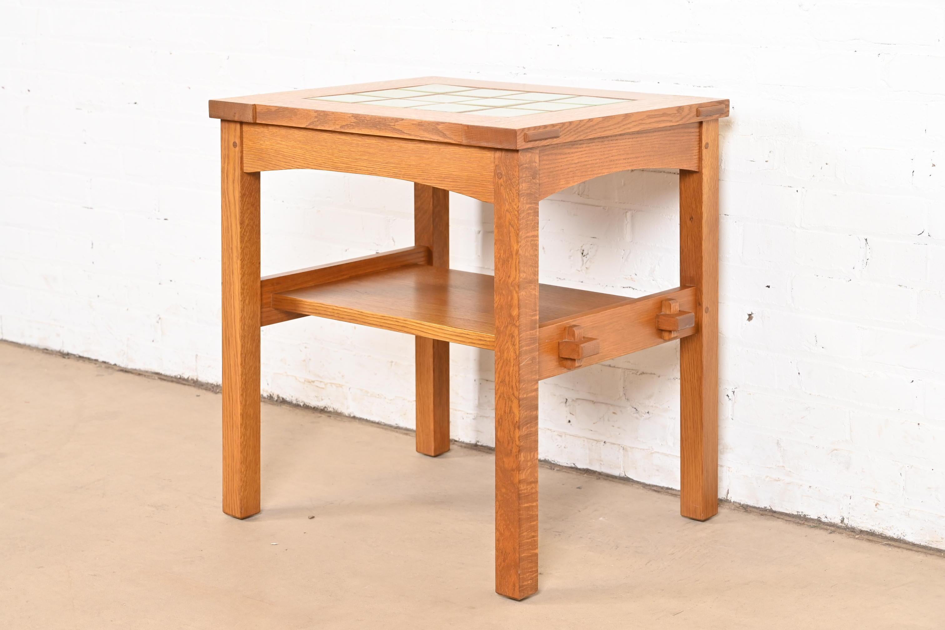 Mesa auxiliar con tapa de azulejos Stickley Mission Oak Arts & Crafts Siglo XXI y contemporáneo en venta