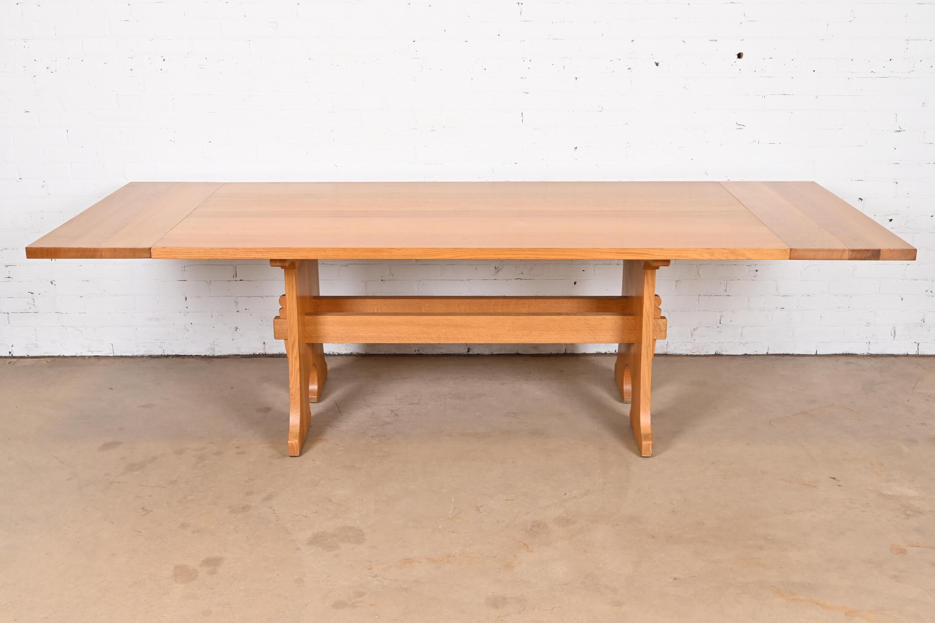 Exceptionnelle table de salle à manger de ferme en chêne massif de style Mission ou Arts & Crafts.

Par Stickley

États-Unis, fin du 20e siècle

Dimensions : 76 