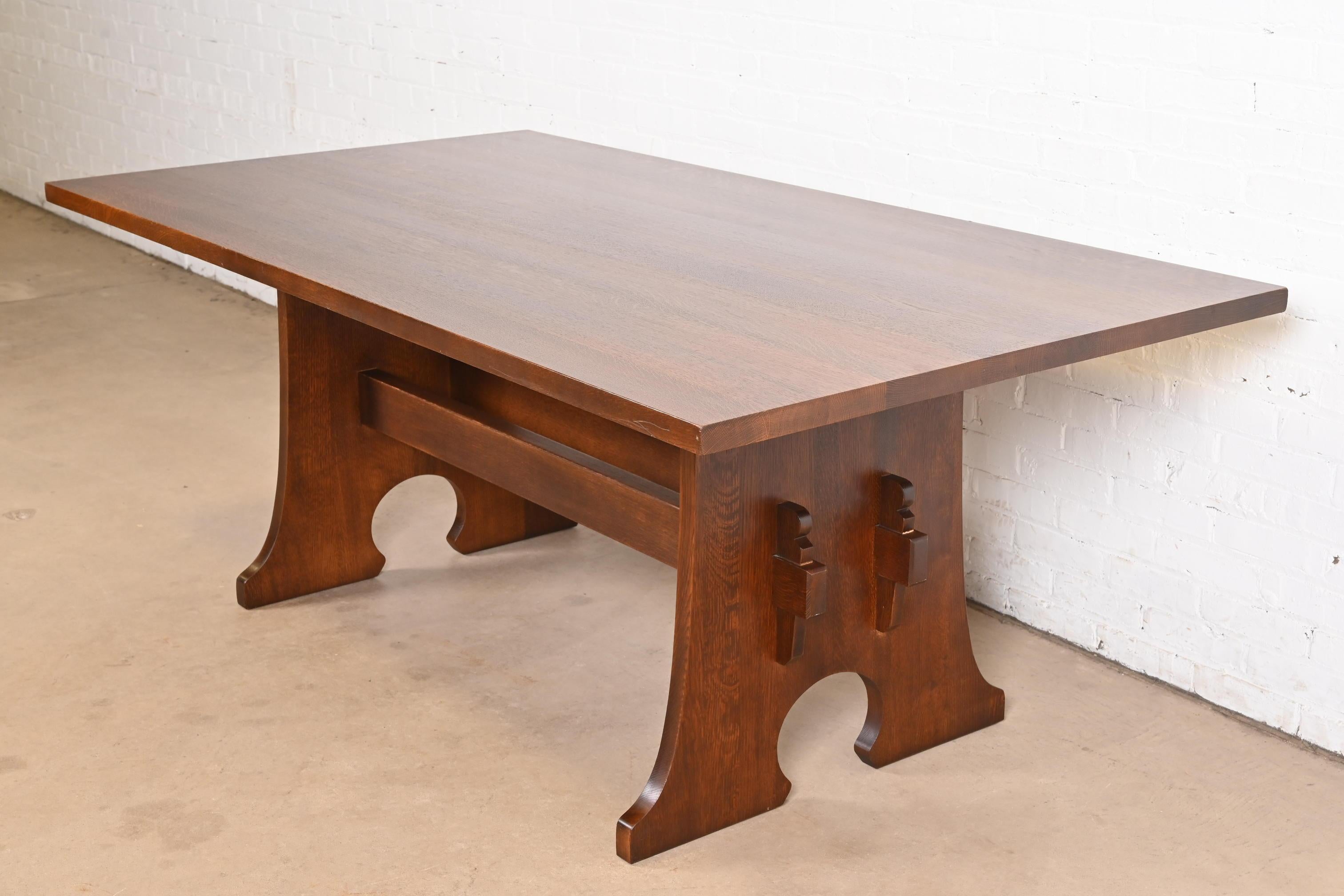 An exceptional Mission or Arts & Crafts solid oak trestle dining table

By L. & J.G. Stickley

USA, Circa Early 21st Century

Measures: 76