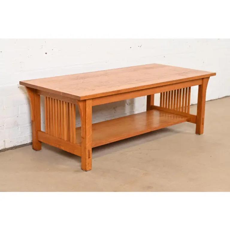 Uno splendido tavolino a due piani con fuso in rovere segato a quarto di dollaro in stile Mission o Arts & Crafts.

Da L. & G. J. Stickley

USA, 1992

Misure: 48 