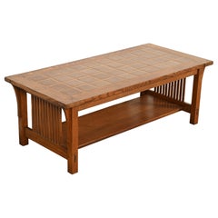 Stickley Mission Oak Arts & Crafts-Couchtisch mit zweistufiger, gefliester Platte und Spindelbeinen