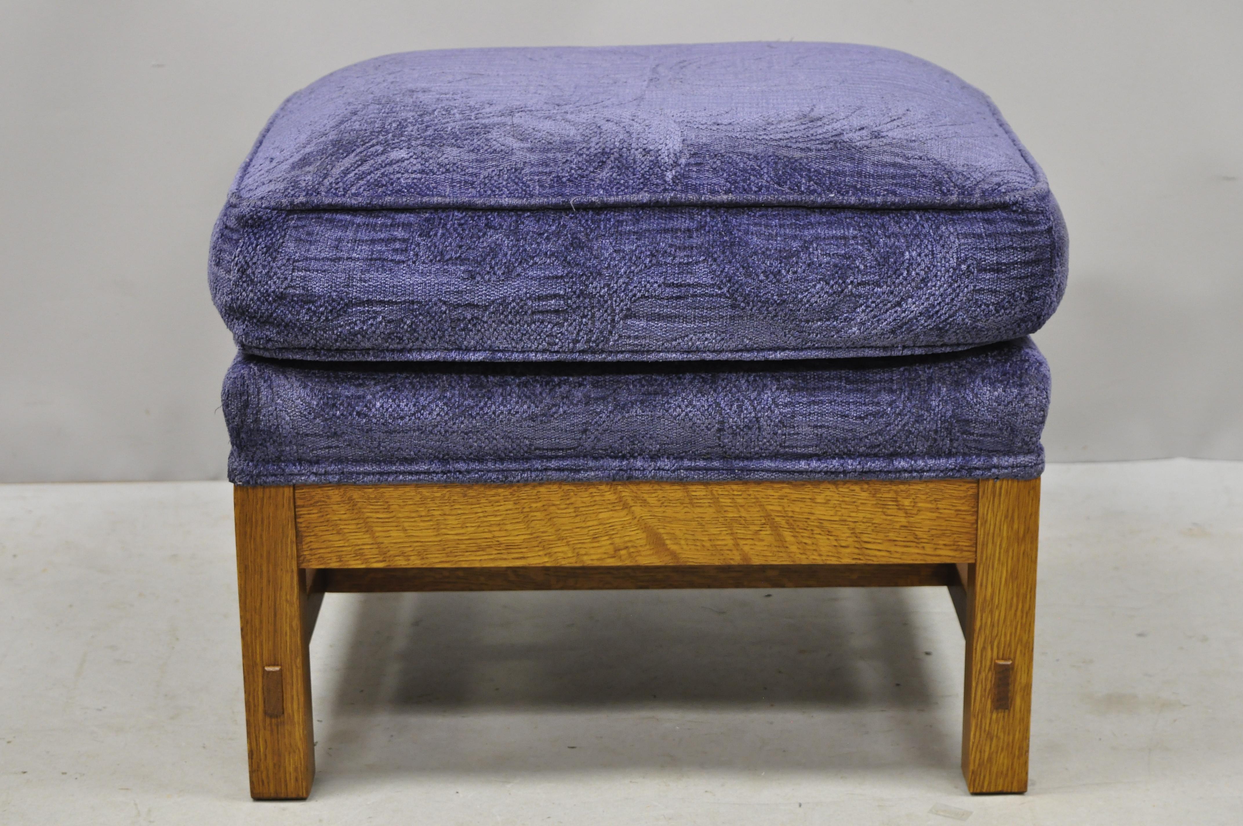 Stickley mission Oak Arts & Crafts upholstered cushion stool ottoman footstool. Item features solid wood frame, beautiful wood grain, original label, quality American craftsmanship, circa late 20th century. Measurements: 18