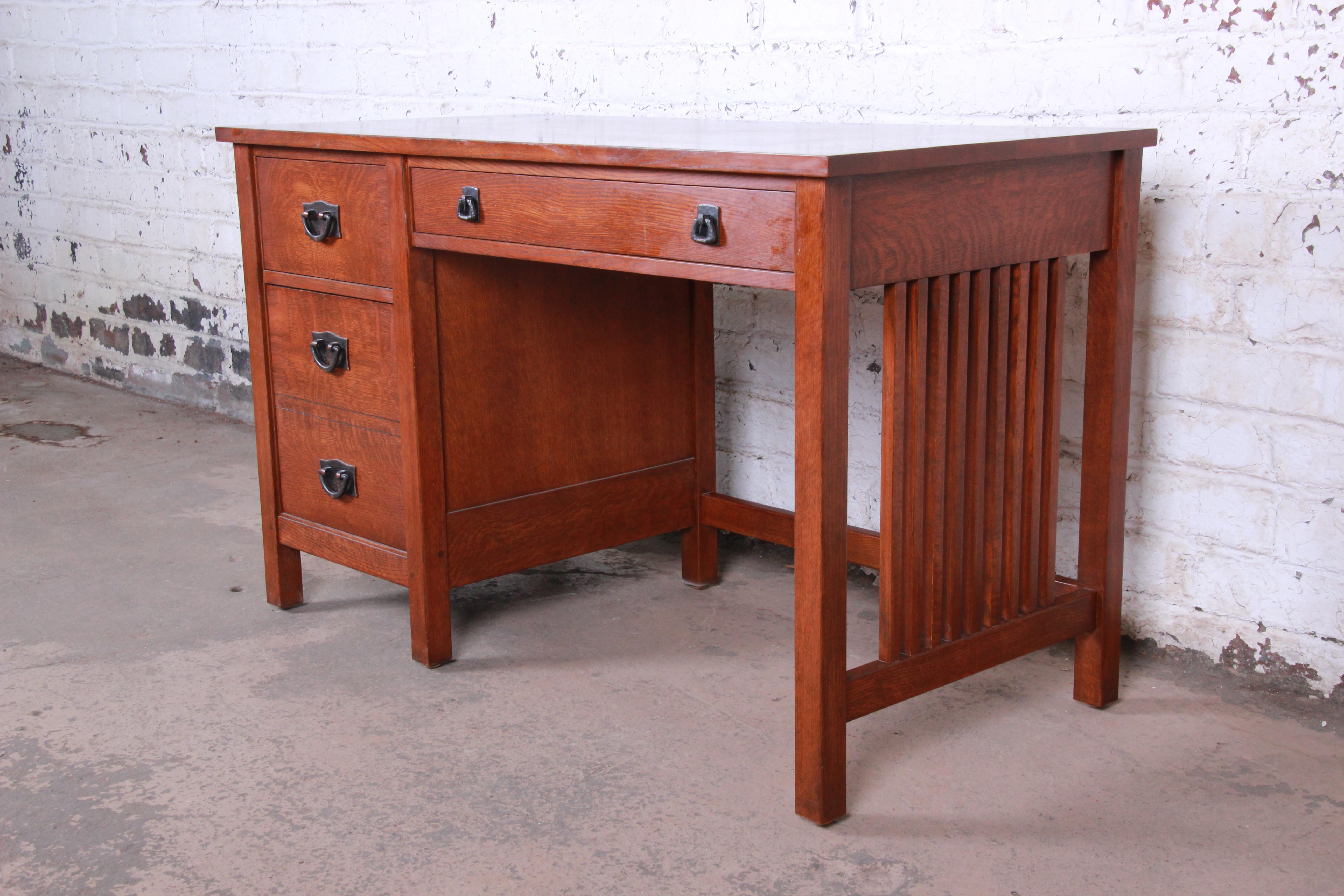 Stickley Mission Oak Desk With Lighted Hutch Top, 1990s In Good Condition In South Bend, IN
