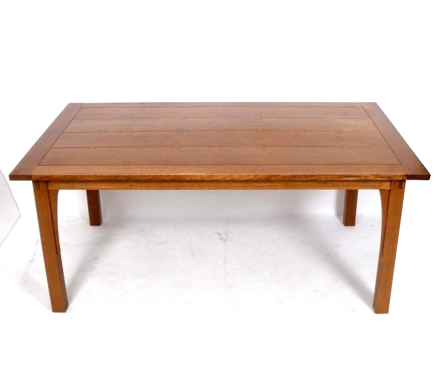 Table de salle à manger en chêne Mission à lignes épurées, réalisée pour Stickley CIRCA, américaine, vers les années 2000. Elle est lourde et bien fabriquée, avec des mortaises et des tenons chevillés et une menuiserie papillon, et du chêne