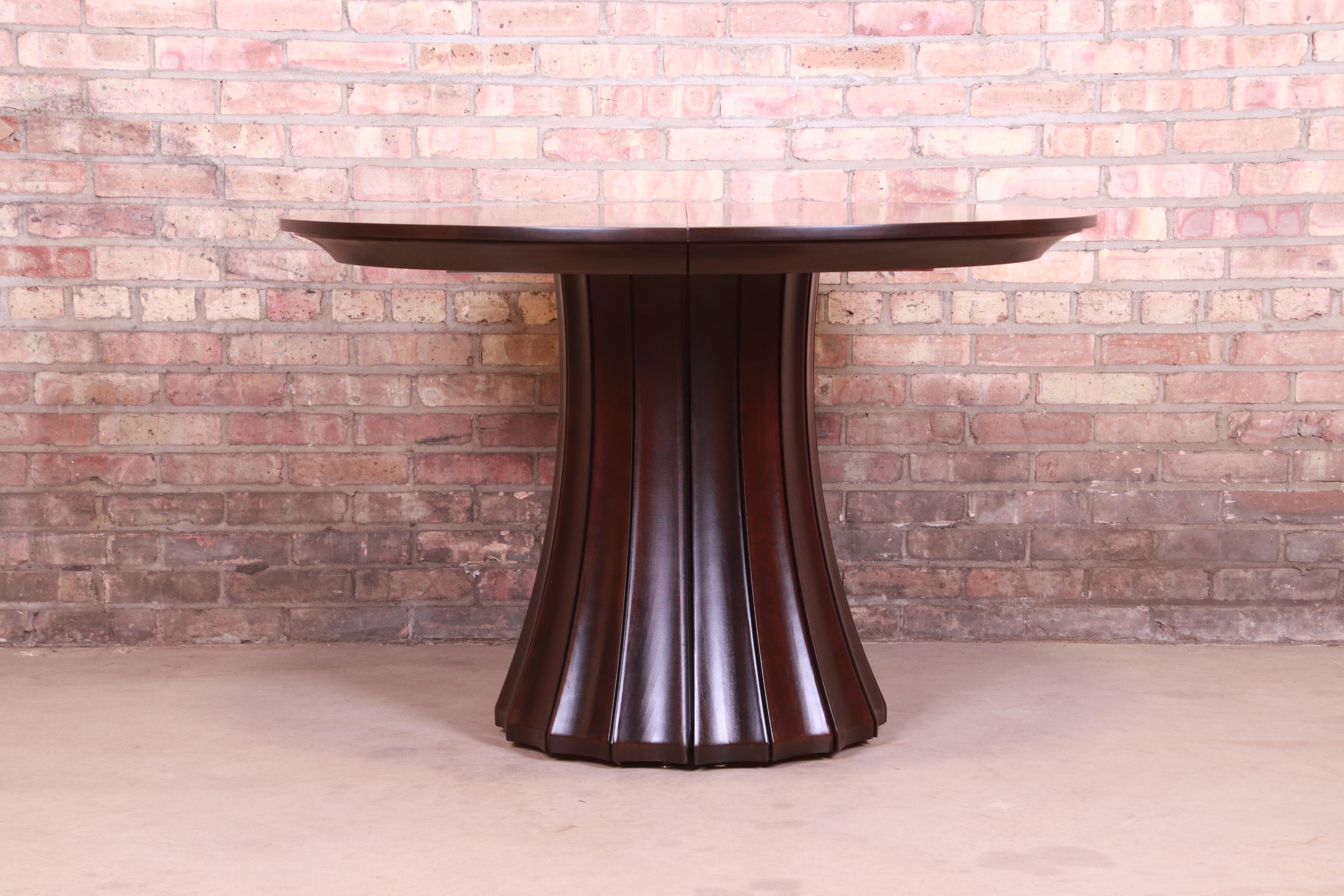 An exceptional modern dark mahogany pedestal extension dining table

By Stickley

USA, late 20th century

Measures: 46
