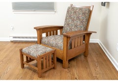 Sillón Morris Stickley con brazos arqueados en roble y otomana a juego