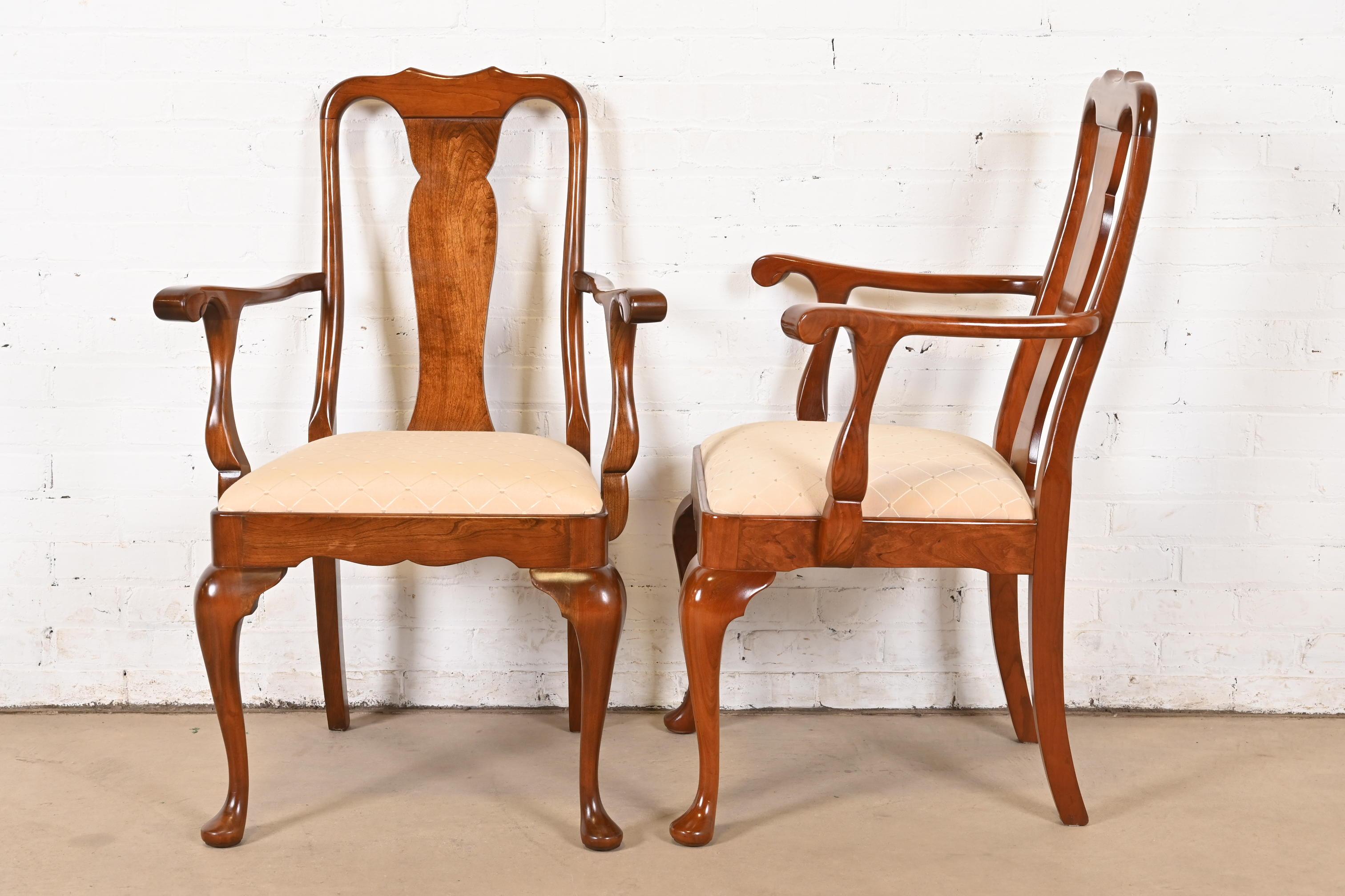 Stickley Queen Anne Esszimmerstühle aus geschnitztem massivem Kirschbaumholz, Sechser-Set, geschnitzt im Angebot 4