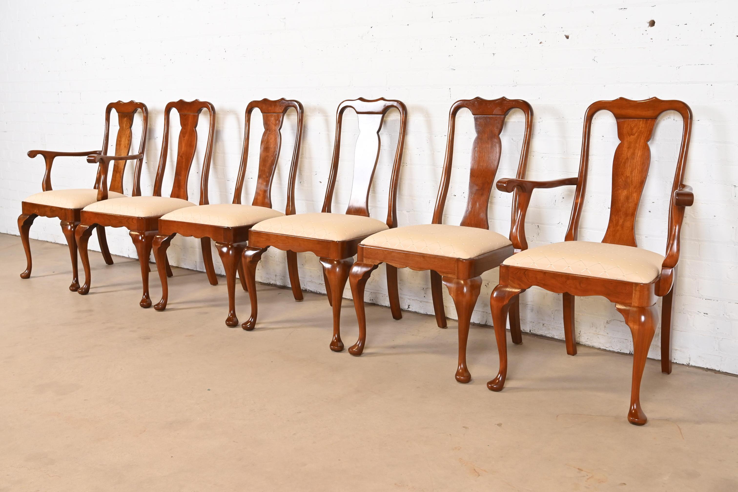 Ein prächtiger Satz von sechs Esszimmerstühlen im Queen-Anne- oder georgianischen Stil

Von Stickley

USA, ca. 1980er Jahre

Massive geschnitzte Kirschholzrahmen, mit gepolsterten Sitzen.

Maßnahmen:
Beistellstühle: 21,5 