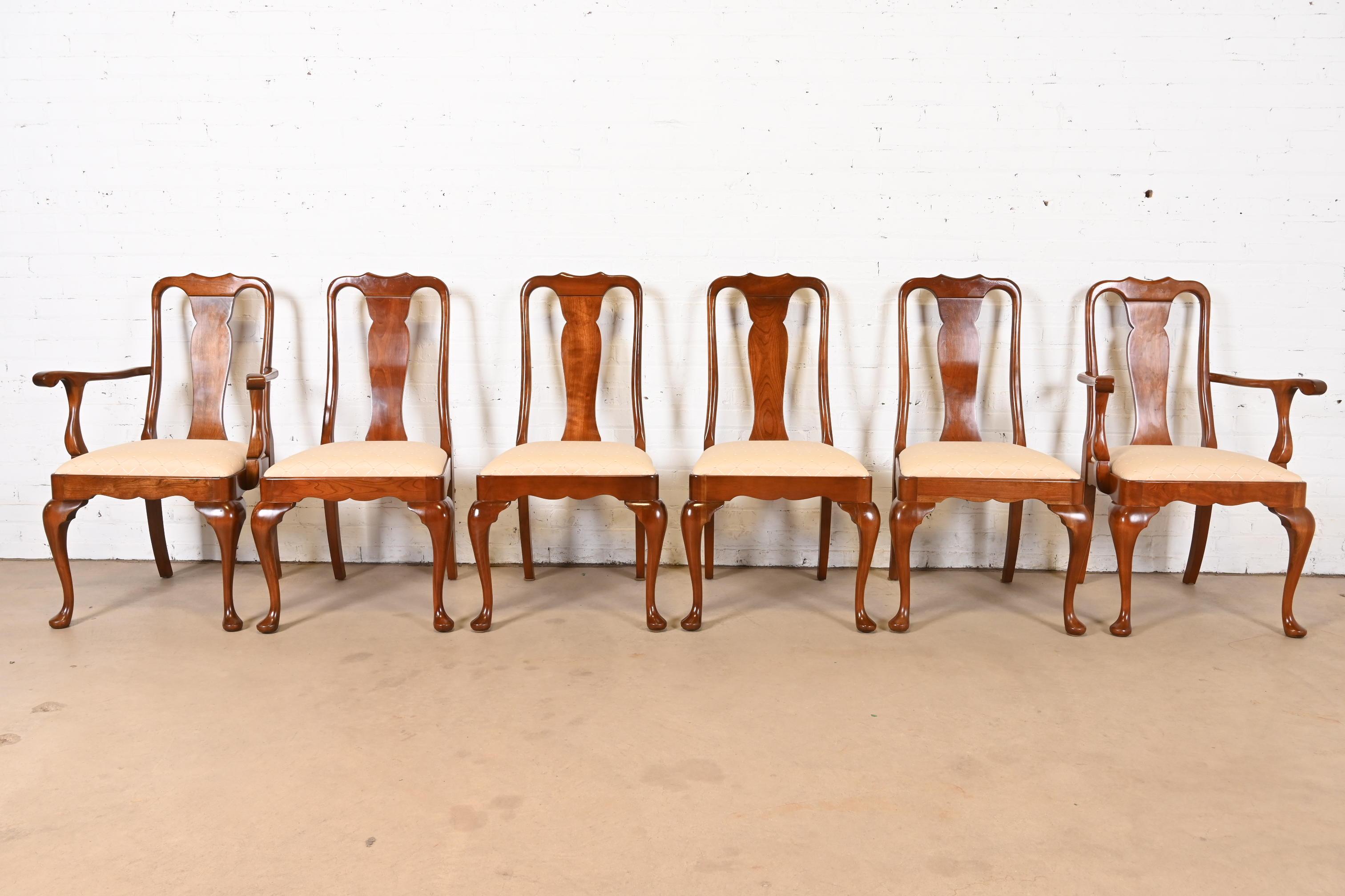 Stickley Queen Anne Esszimmerstühle aus geschnitztem massivem Kirschbaumholz, Sechser-Set, geschnitzt (amerikanisch) im Angebot
