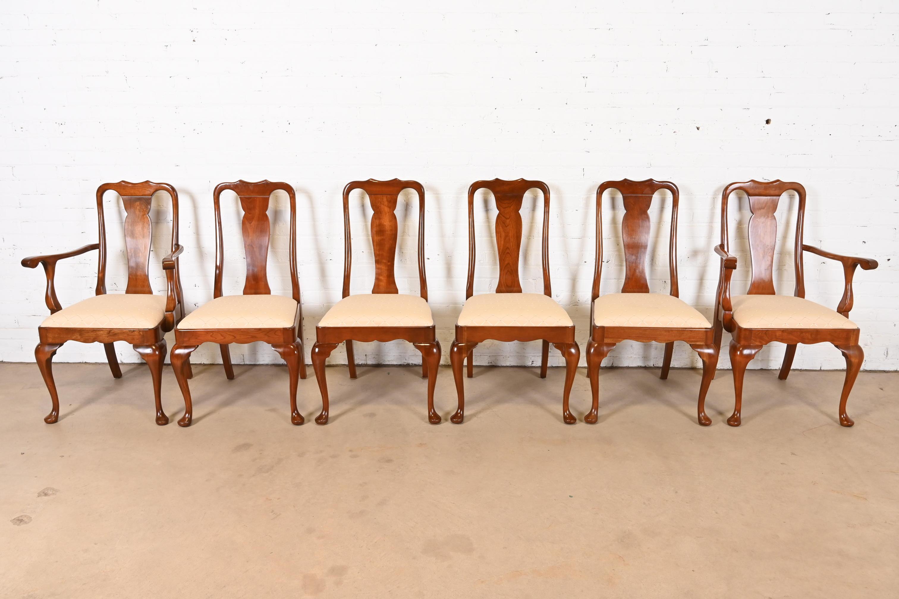 Stickley Queen Anne Esszimmerstühle aus geschnitztem massivem Kirschbaumholz, Sechser-Set, geschnitzt im Zustand „Gut“ im Angebot in South Bend, IN